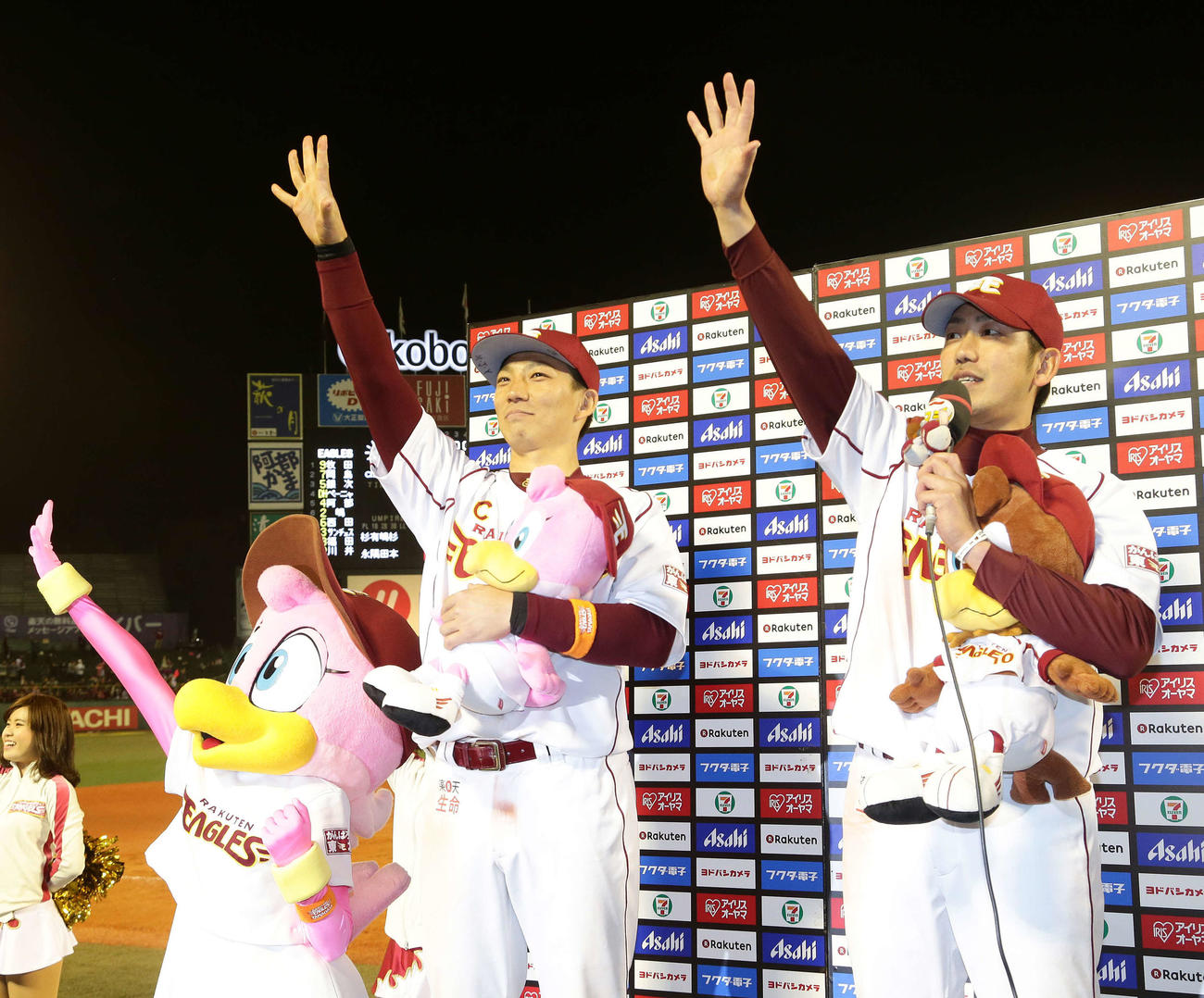 2015年4月　お立ち台でBURN！ポーズを決める楽天藤田（右）と嶋（撮影・江口和貴）