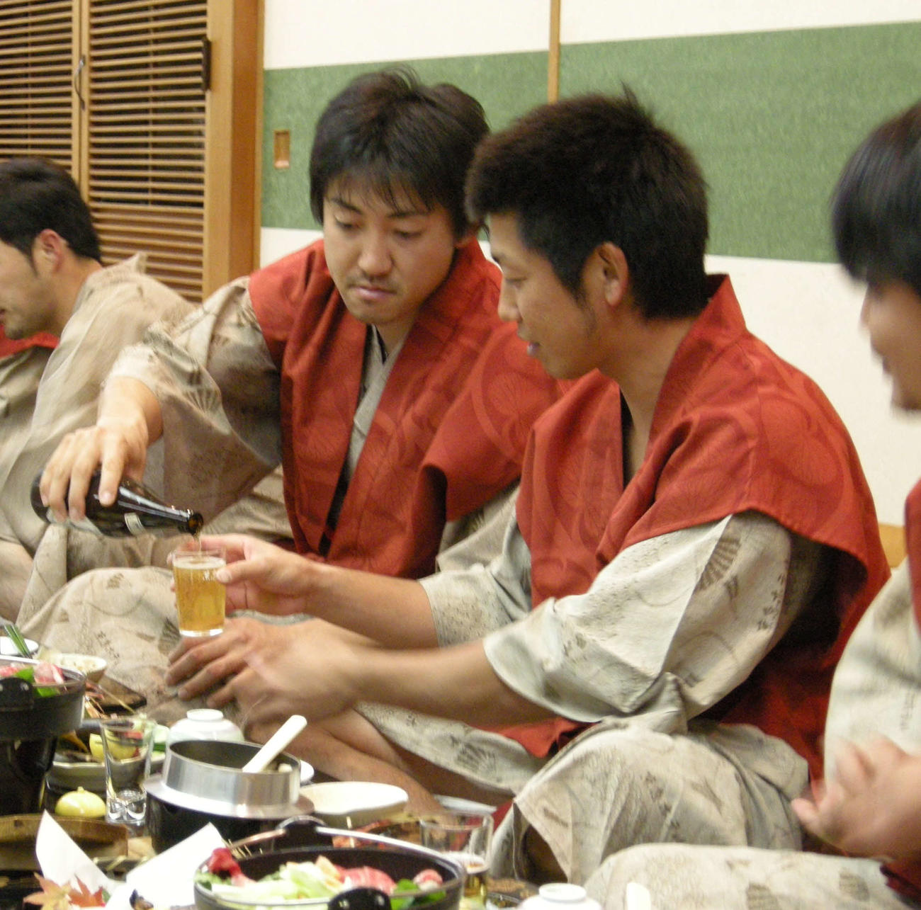 2010年11月　横浜の選手会納会に参加した内川（左）は藤田にビールを注ぐ