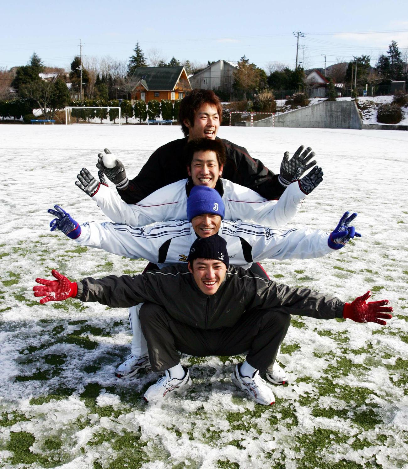 06年1月　雪だらけのグラウンドで自主トレをエンジョイする（上から）横浜石川雄洋、藤田一也、石井琢朗、内川聖一