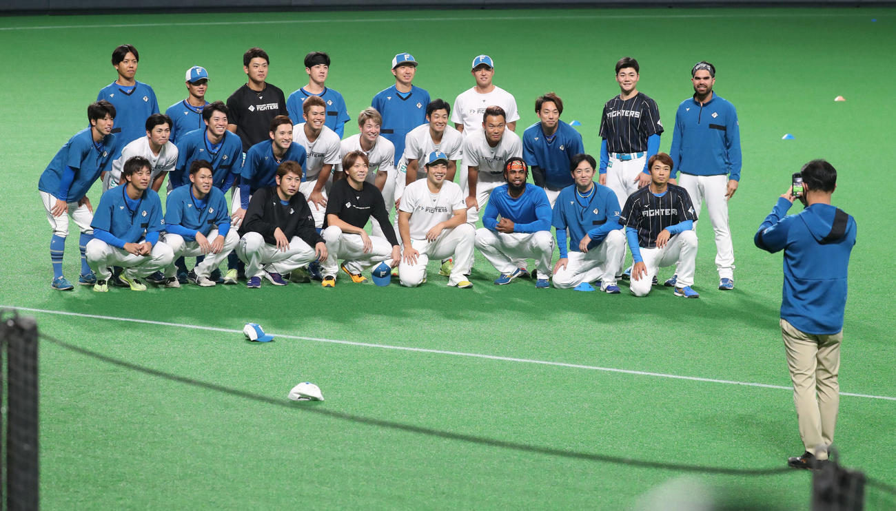 日本ハム対ロッテ　札幌ドームでの最終戦を迎え記念撮影をする日本ハムナイン（撮影・佐藤翔太）