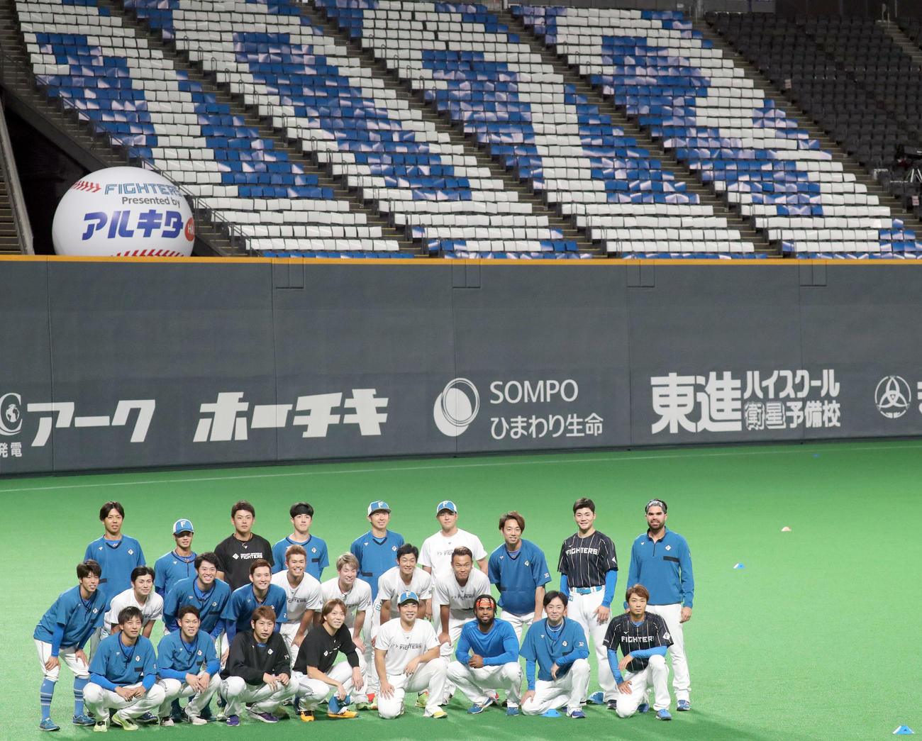 日本ハム対ロッテ　札幌ドームでの最終戦を迎え記念撮影をする日本ハムナイン（撮影・佐藤翔太）