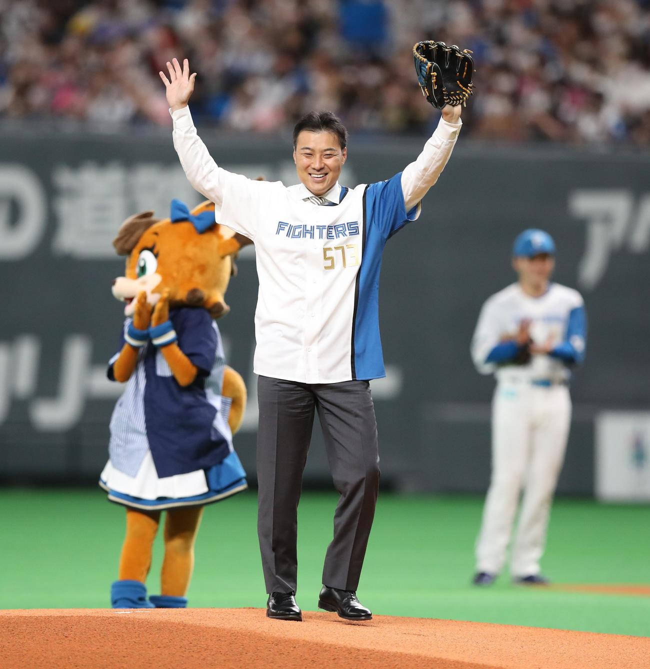 日本ハム対ロッテ　始球式を務める日本ハム田中SA（撮影・黒川智章）