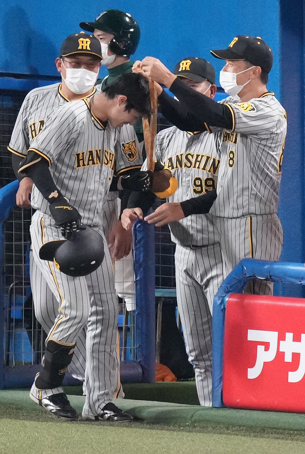 ヤクルト対阪神　1回表阪神無死、右越えに先頭打者本塁打を放った中野（左手前）にメダルをかける矢野監督（右）（撮影・鈴木みどり）