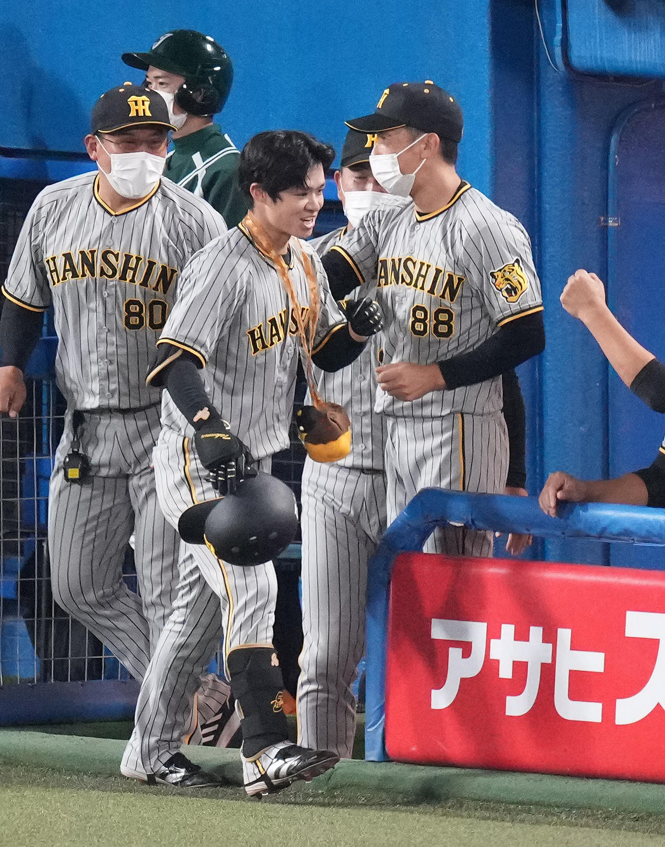 ヤクルト対阪神　1回表阪神無死、右越えに先頭打者本塁打を放った中野（中央）は矢野監督（右）にメダルをかけてもらい笑顔（撮影・鈴木みどり）