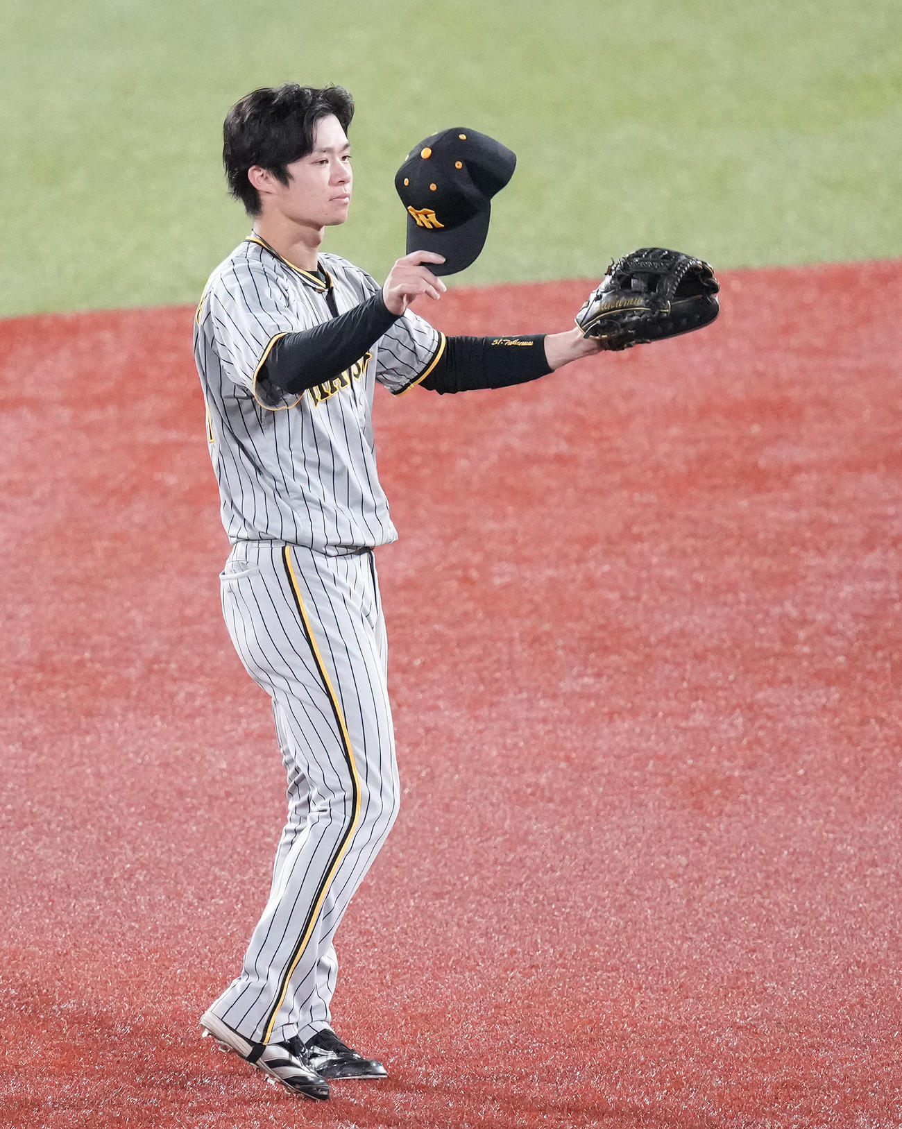 ヤクルト対阪神　1回表に先頭打者本塁打を放った阪神中野は1回裏の守備に就く際、ファンの声援に応える（撮影・鈴木みどり）