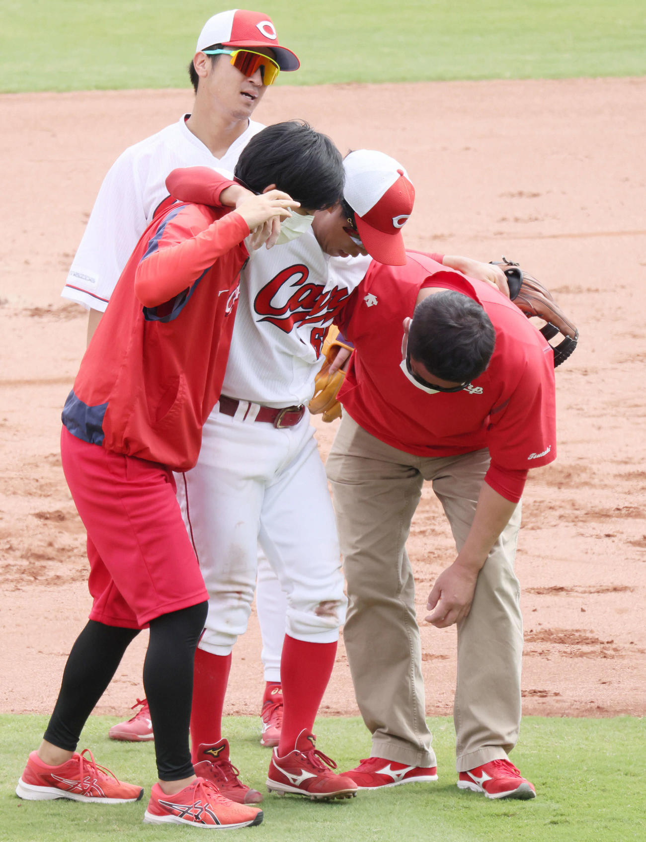 広島全体練習　守備練習中にけがをした羽月（中央）（撮影・加藤孝規）