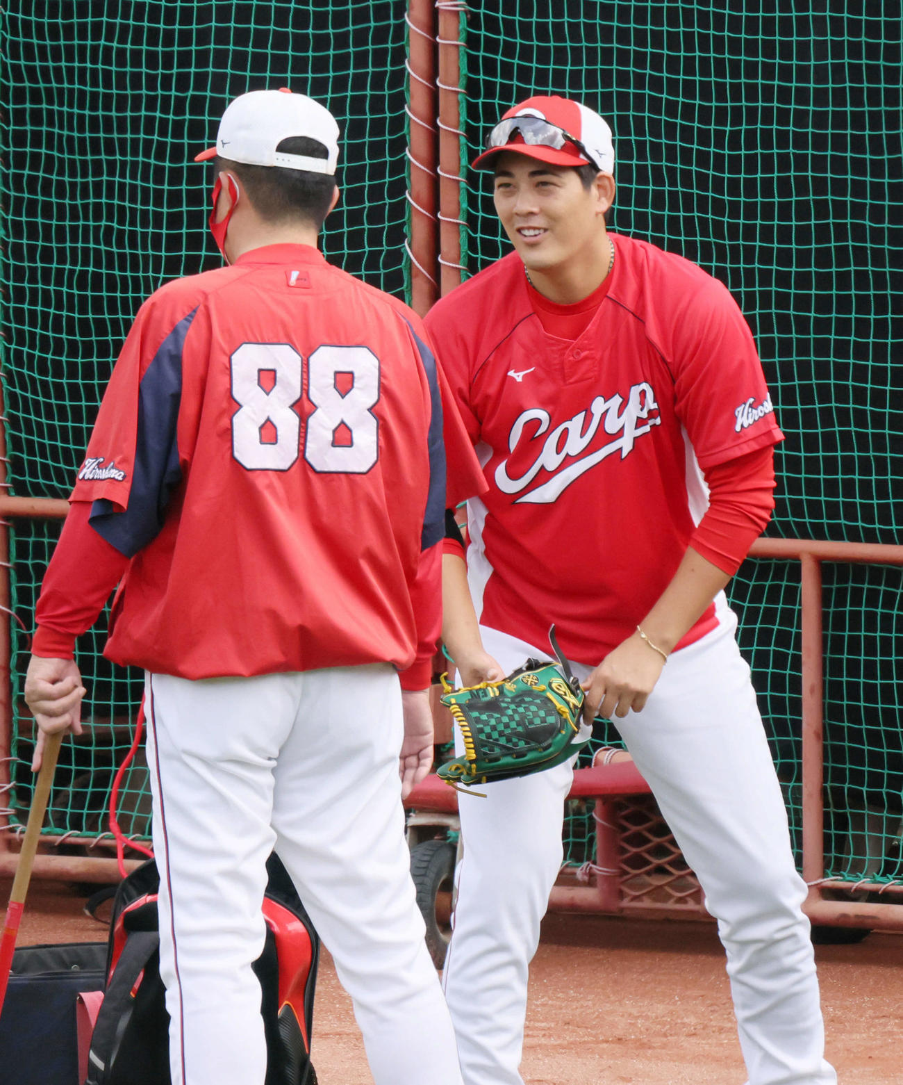 広島全体練習　佐々岡監督（左）と話し合う九里（撮影・加藤孝規）