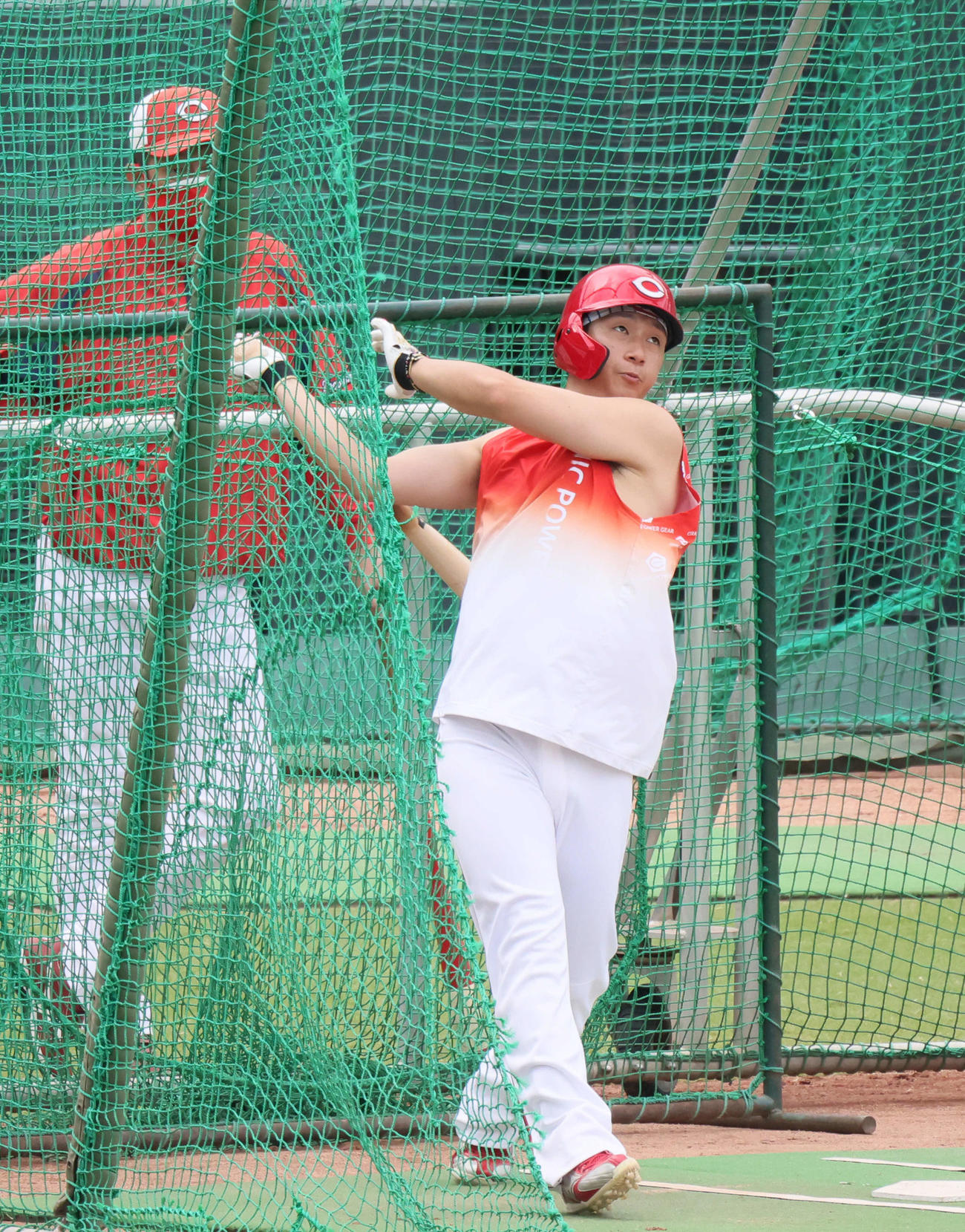 広島全体練習　居残り特打をする西川。左は佐々岡監督（撮影・加藤孝規）