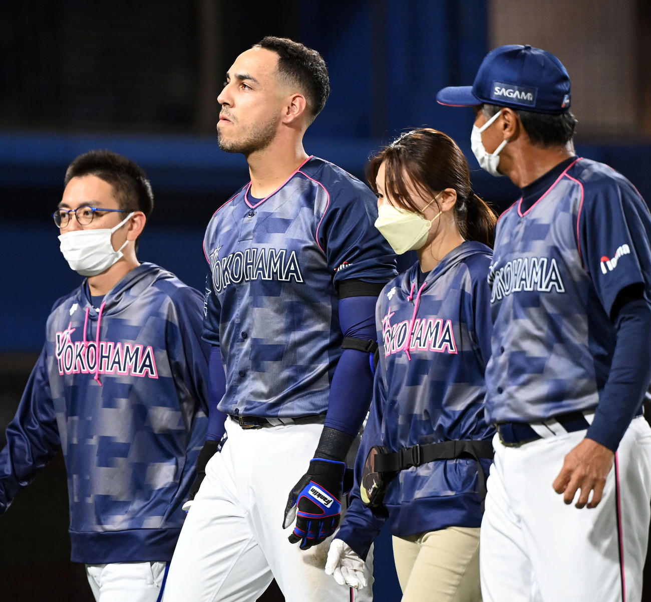DeNA対中日　2回裏DeNA1死二塁、頭部に死球を受け退場するネフタリ・ソト（撮影・たえ見朱実）