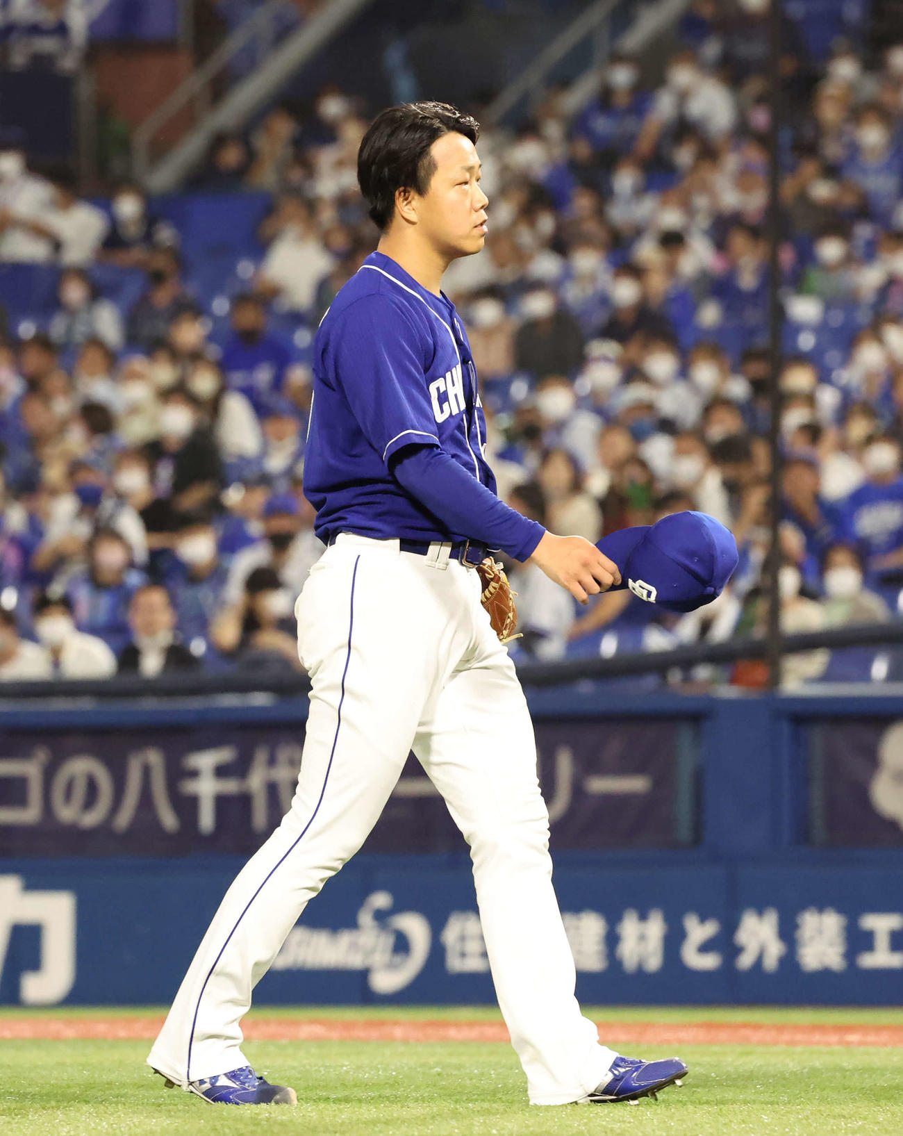 DeNA対中日　2回裏DeNA1死二塁、死球を与えたソトのもとに歩み寄る先発柳（撮影・丹羽敏通）