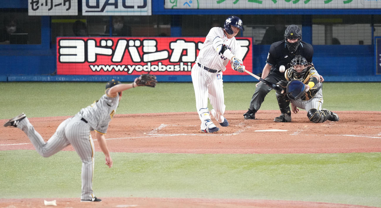 ヤクルト対阪神　2回裏ヤクルト無死、左飛に倒れる村上。投手伊藤将（撮影・鈴木みどり）