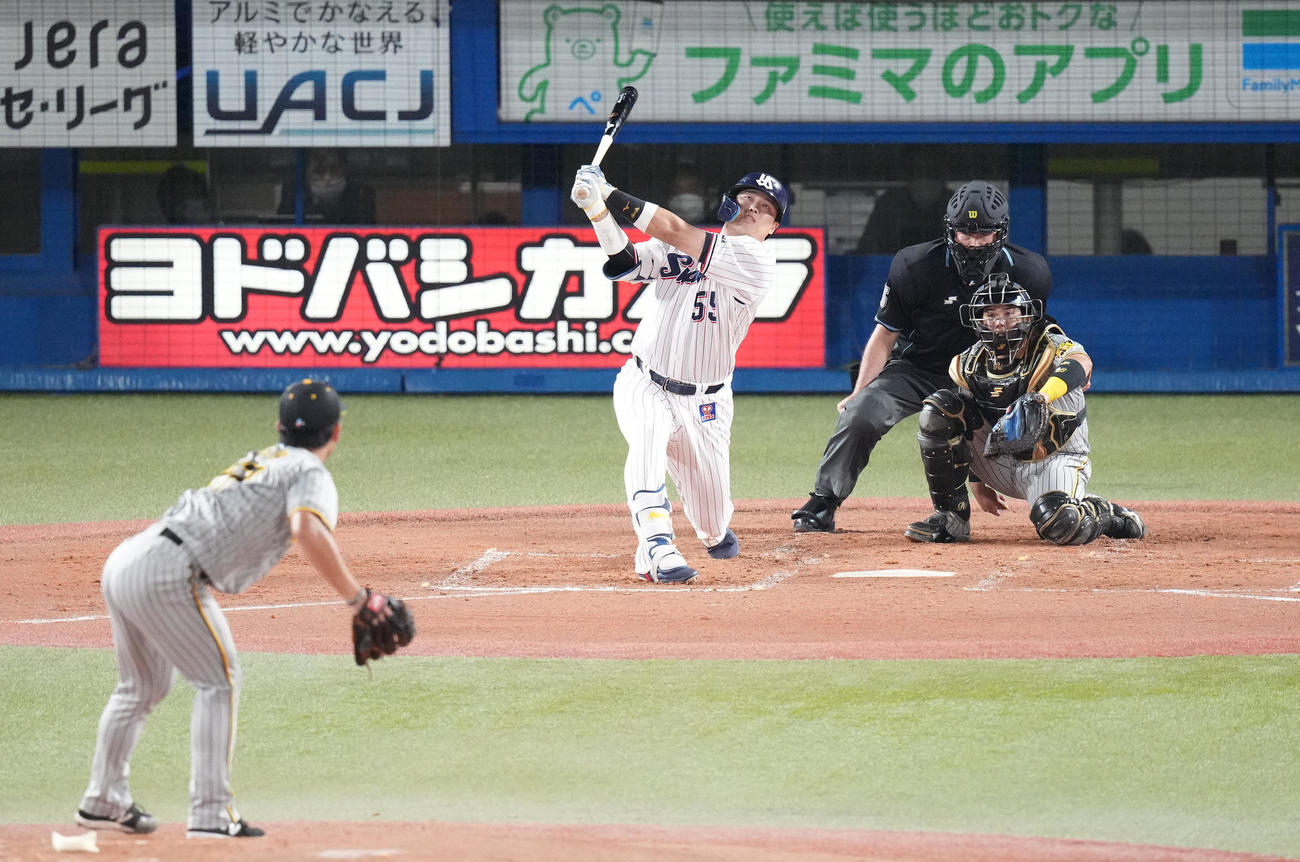 ヤクルト対阪神　2回裏ヤクルト無死、左飛に倒れる村上。投手伊藤将（撮影・鈴木みどり）