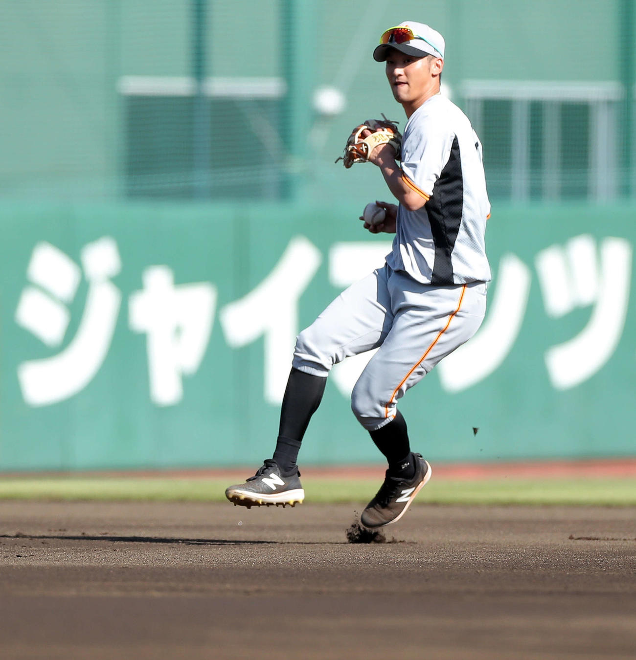 ノックを受ける巨人吉川（撮影・河田真司）