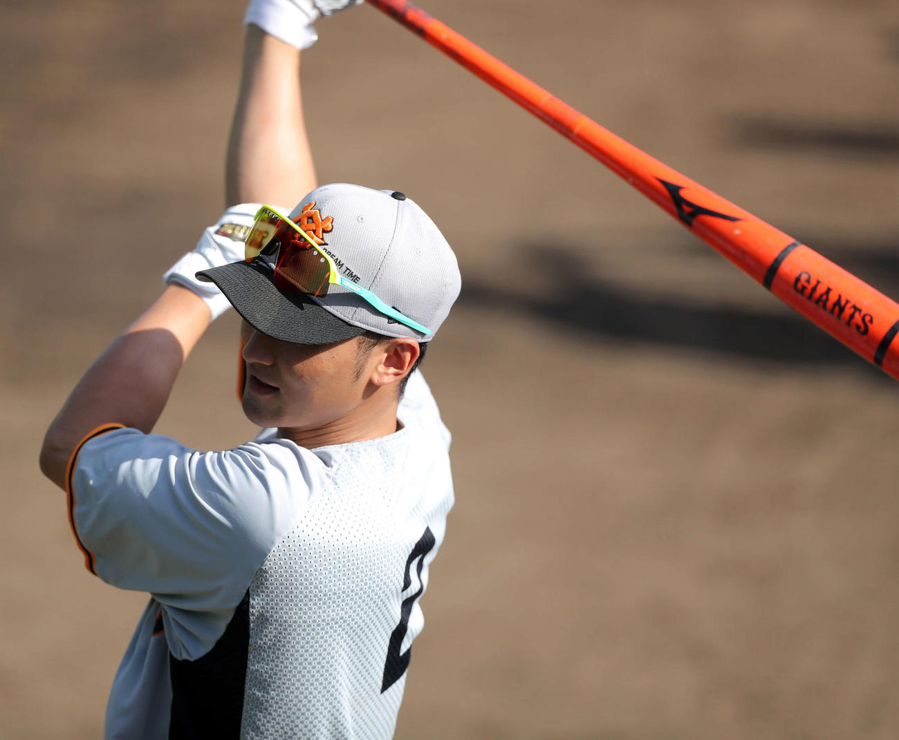 打撃練習する巨人吉川（撮影・河田真司）