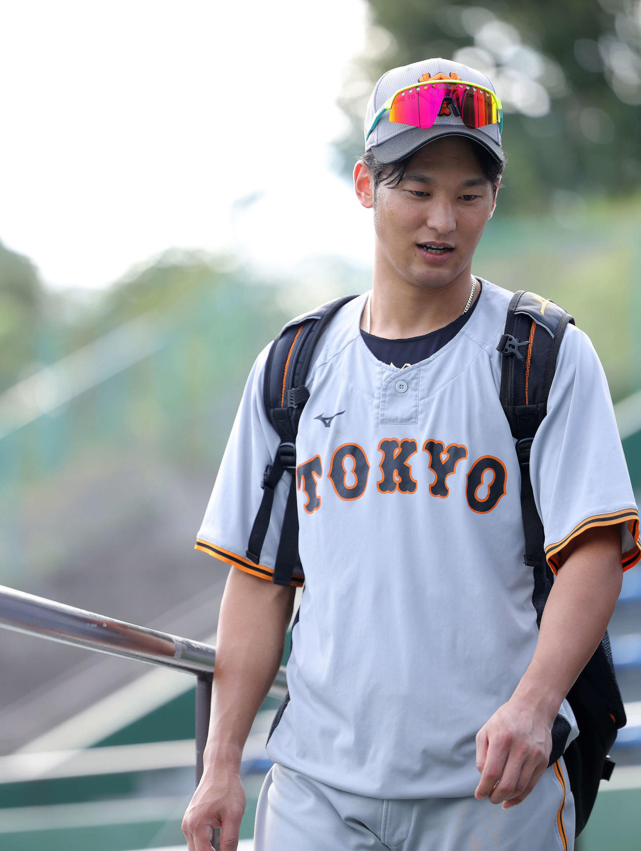 記者の質問に答えながら引き揚げる巨人吉川（撮影・河田真司）