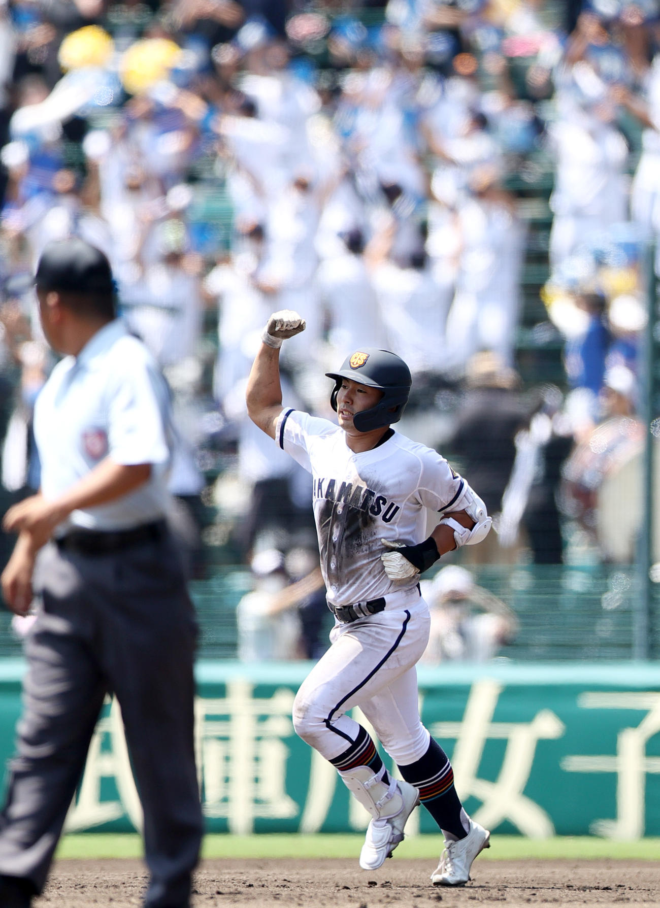 第104回全国高等学校野球選手権大会　本塁打を放ちガッツポーズでダイヤモンドを1周する高松商・浅野翔吾（2022年8月18日撮影）
