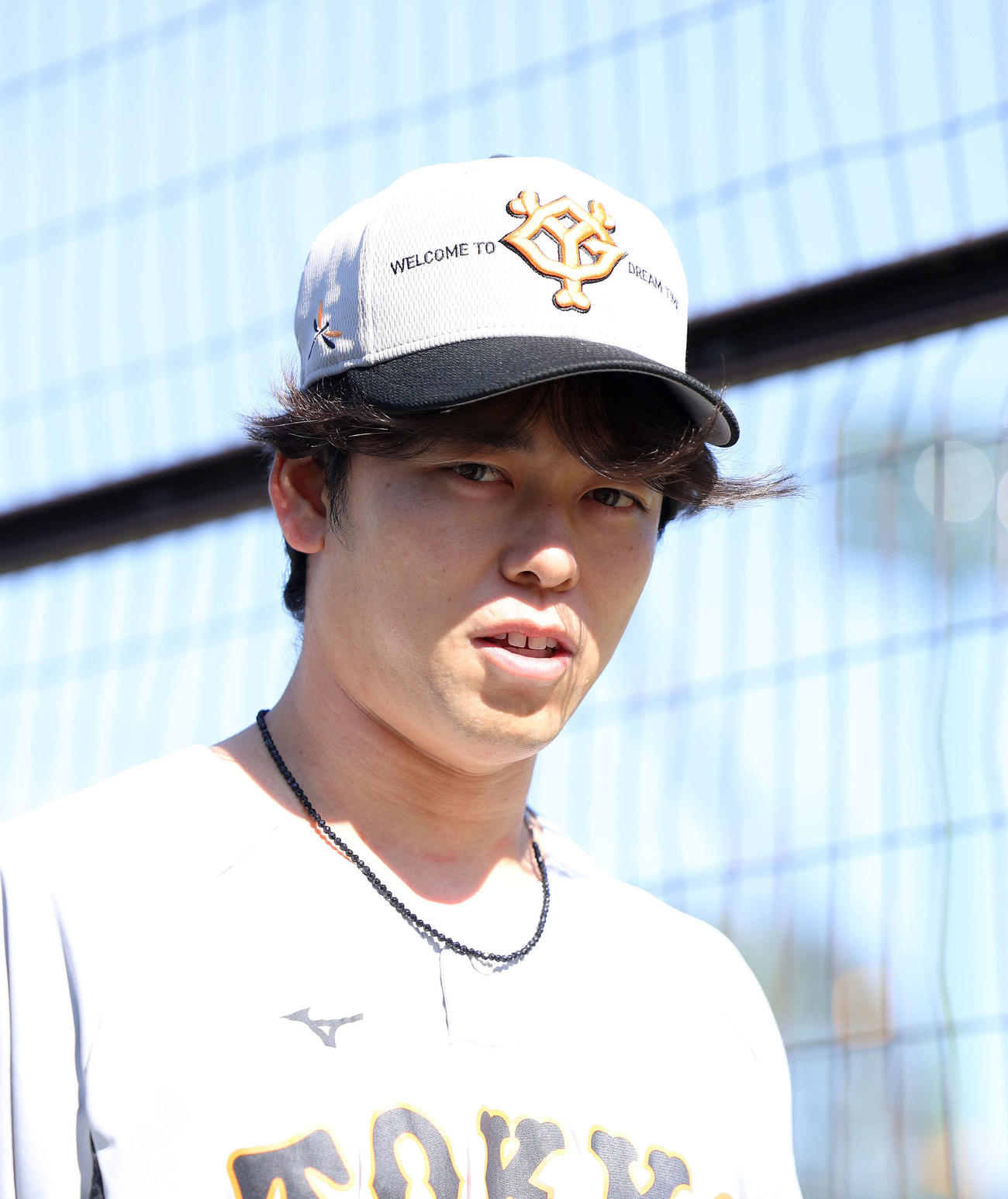 練習開始前、移動する巨人高梨（撮影・河田真司）
