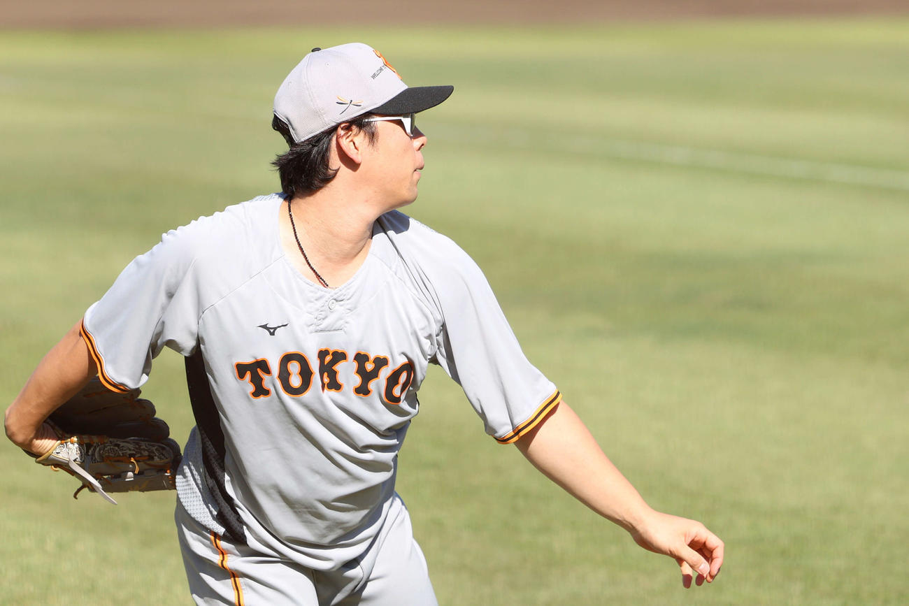 キャッチボールする巨人高梨（撮影・河田真司）