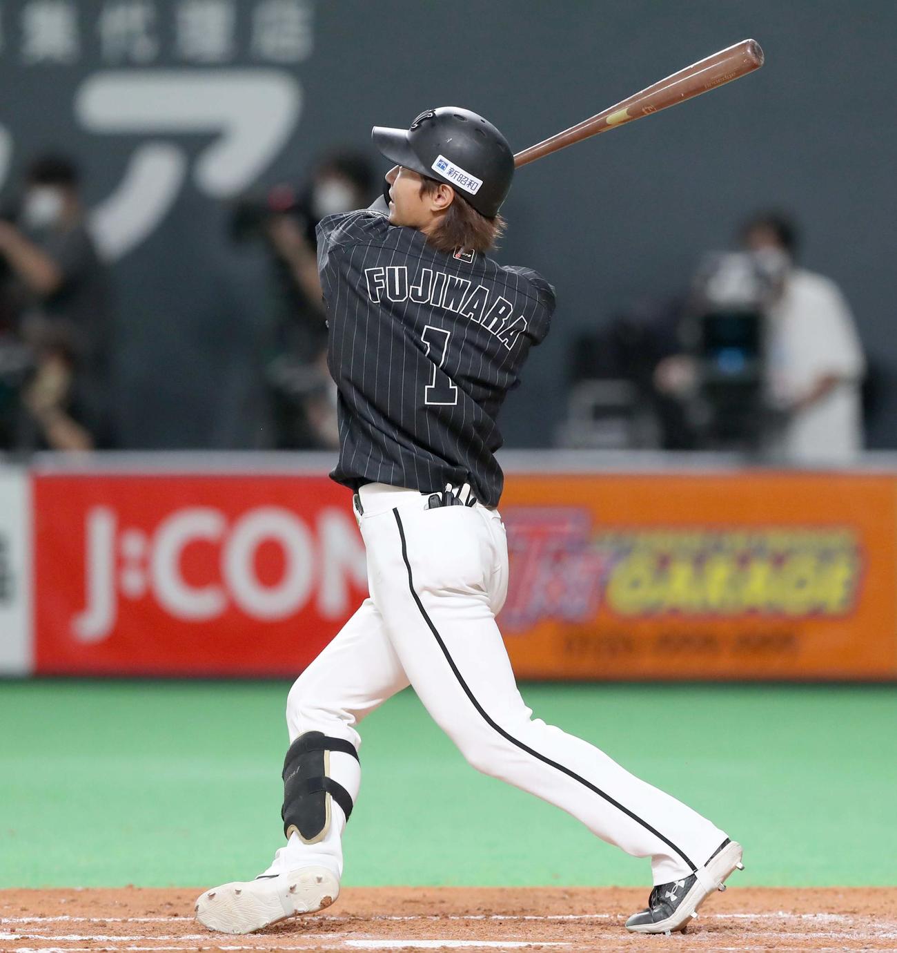 日本ハム対ロッテ　4回表ロッテ無死、右越え本塁打を放つ藤原（撮影・黒川智章）