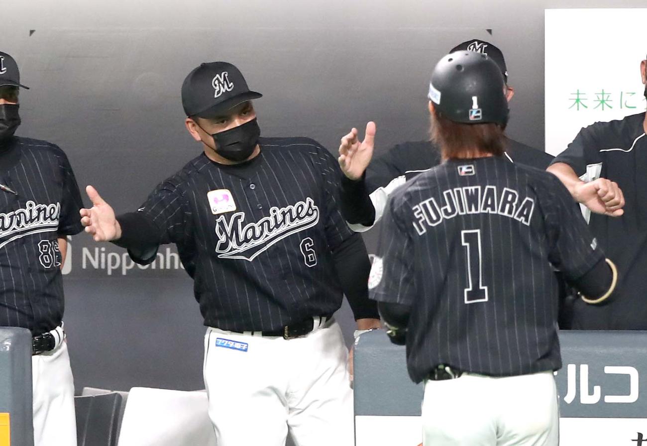 日本ハム対ロッテ　4回表、本塁打を放った藤原を出迎える井口監督（撮影・黒川智章）