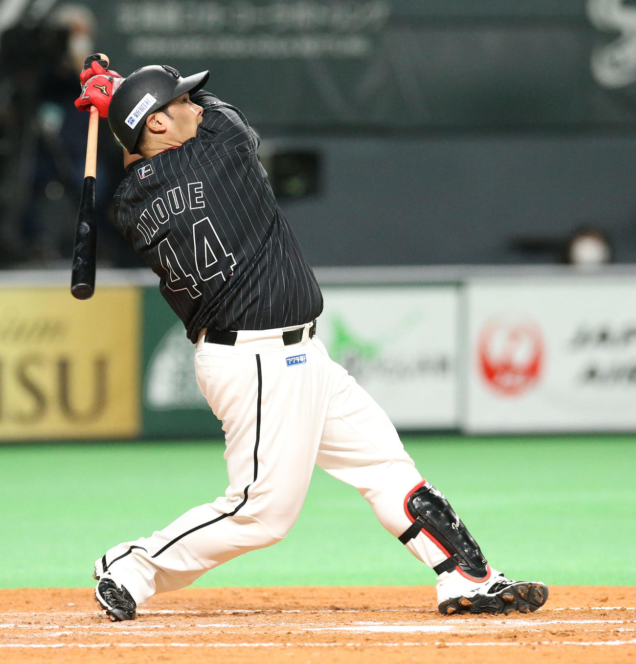 日本ハム対ロッテ　4回表ロッテ無死一、二塁、井上は同点となる適時二塁打を放つ（撮影・佐藤翔太）