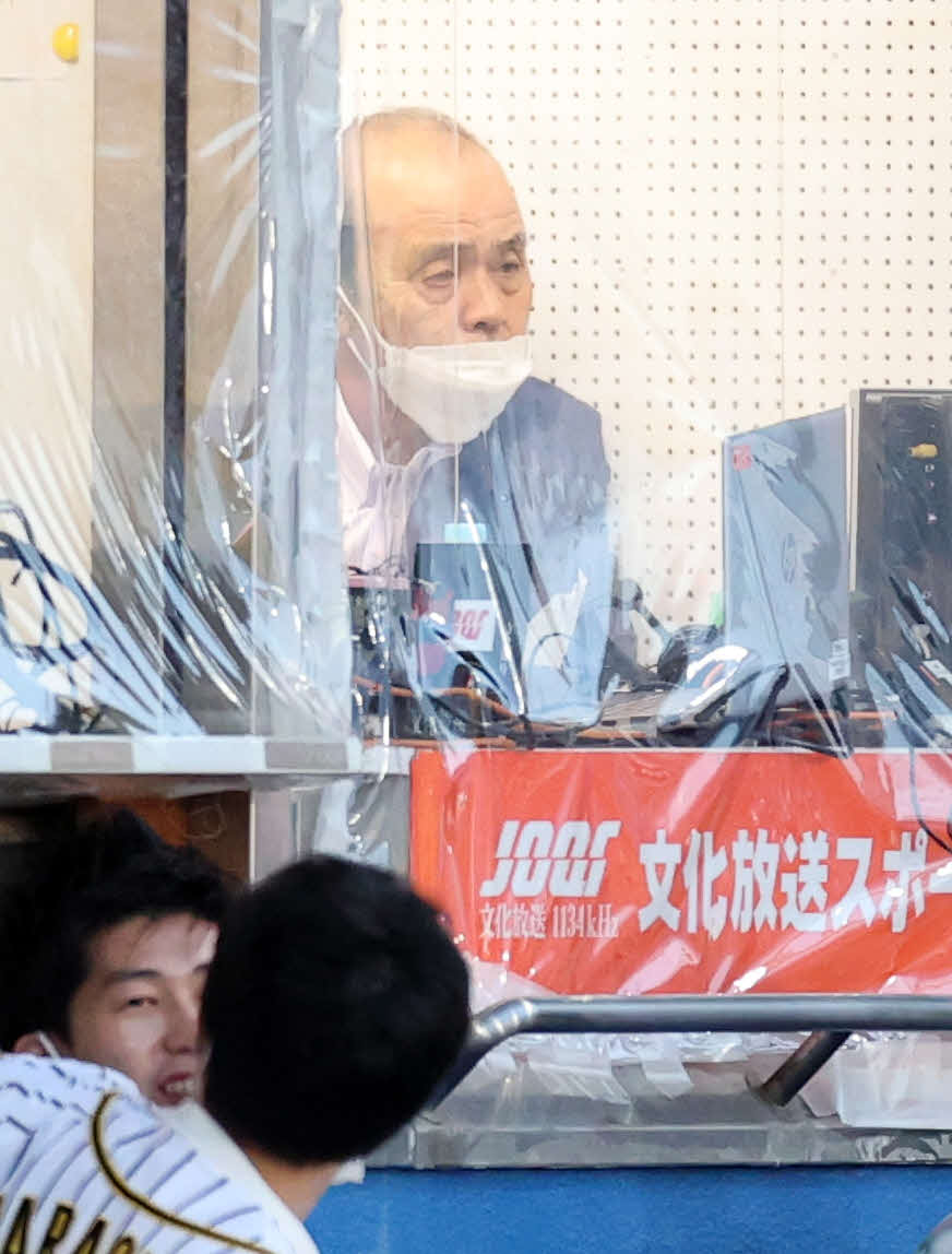 ヤクルト対阪神　解説に訪れた岡田氏（撮影・浅見桂子）