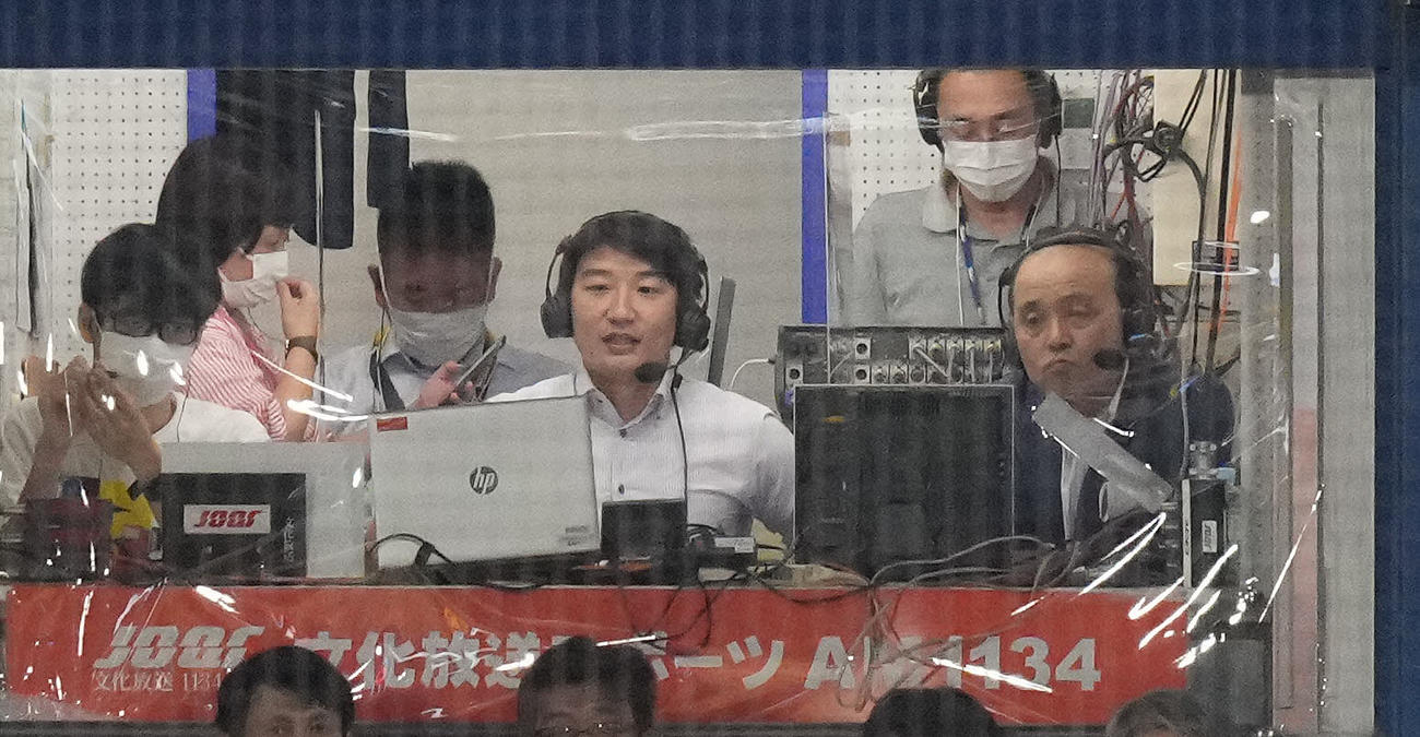 ヤクルト対阪神　ラジオの解説を務める岡田氏（右手前）（撮影・鈴木みどり）