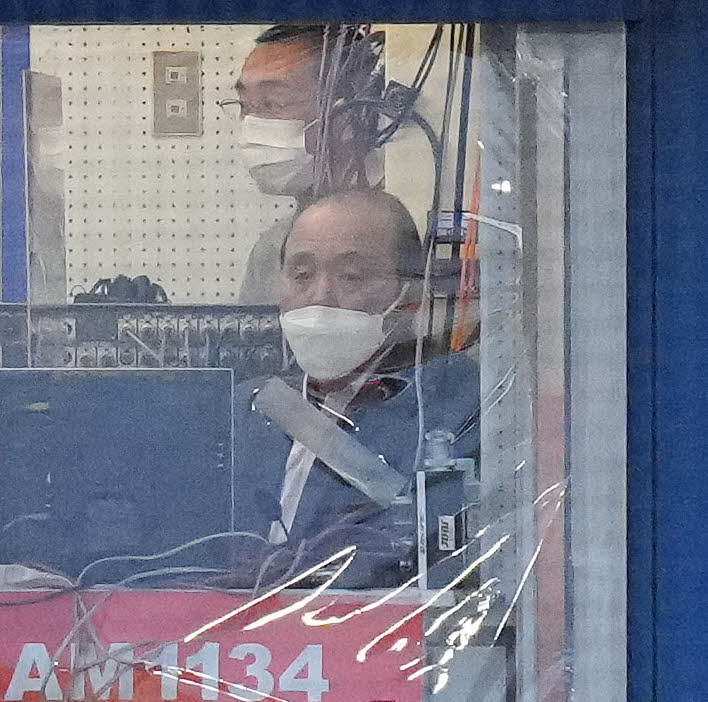 ヤクルト対阪神　ラジオのブースに座る岡田彰布氏（撮影・鈴木みどり）