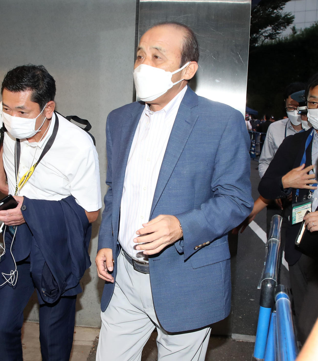 ヤクルト対阪神　ラジオ解説のため神宮球場に到着した岡田氏（撮影・加藤哉）