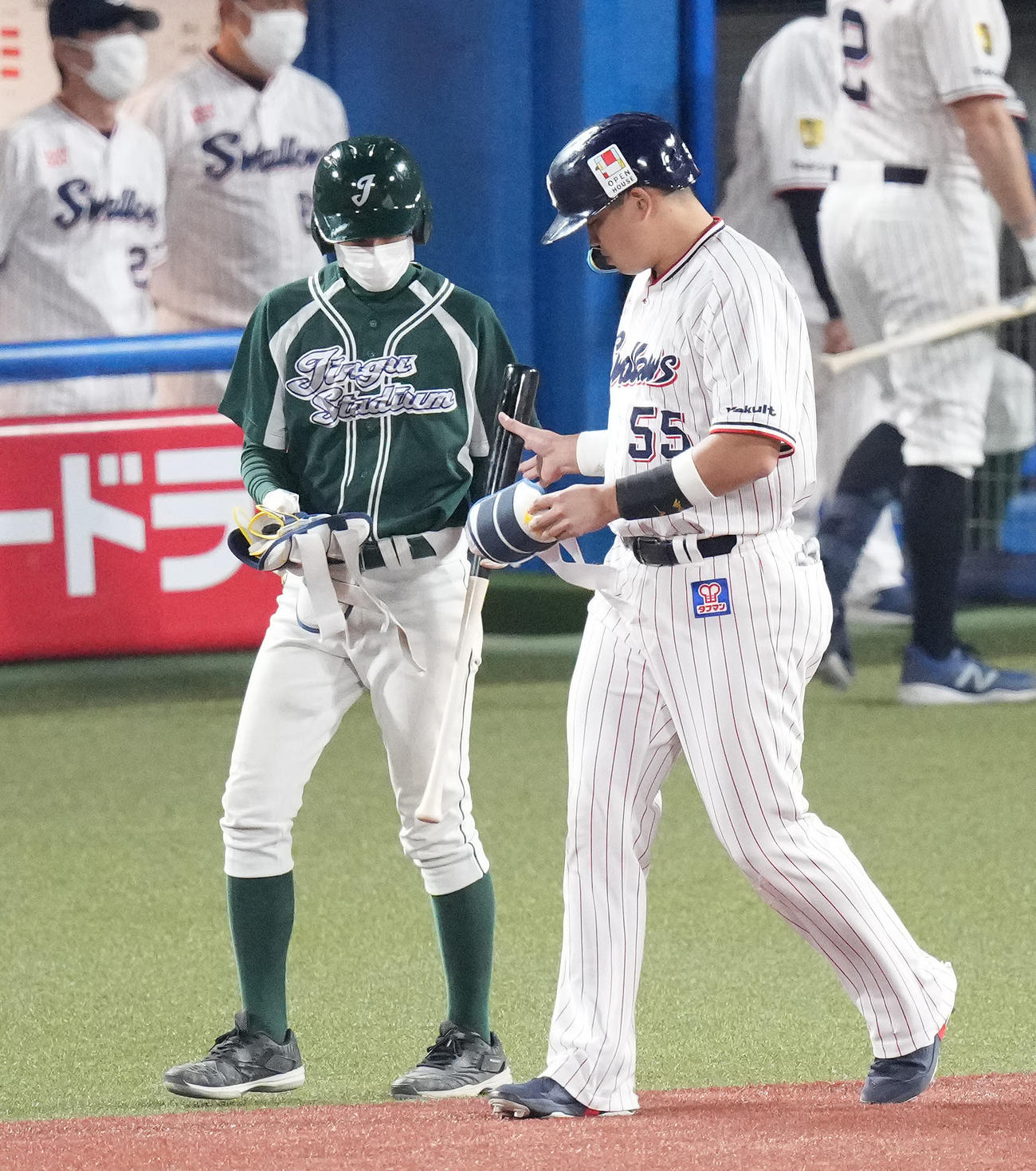 ヤクルト対阪神　6回裏ヤクルト2死二塁、申告敬遠で一塁へ向かう村上（撮影・鈴木みどり）
