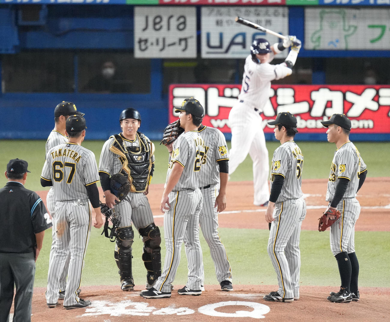 ヤクルト対阪神　6回裏ヤクルト2死二塁、打者村上を迎える前、マウンドの伊藤将（中央）のもとに集まるナイン（撮影・鈴木みどり）