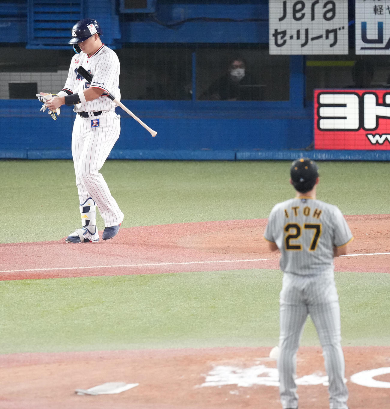 ヤクルト対阪神　6回裏ヤクルト2死二塁、申告敬遠で一塁へ向かう村上。投手伊藤将（撮影・鈴木みどり）