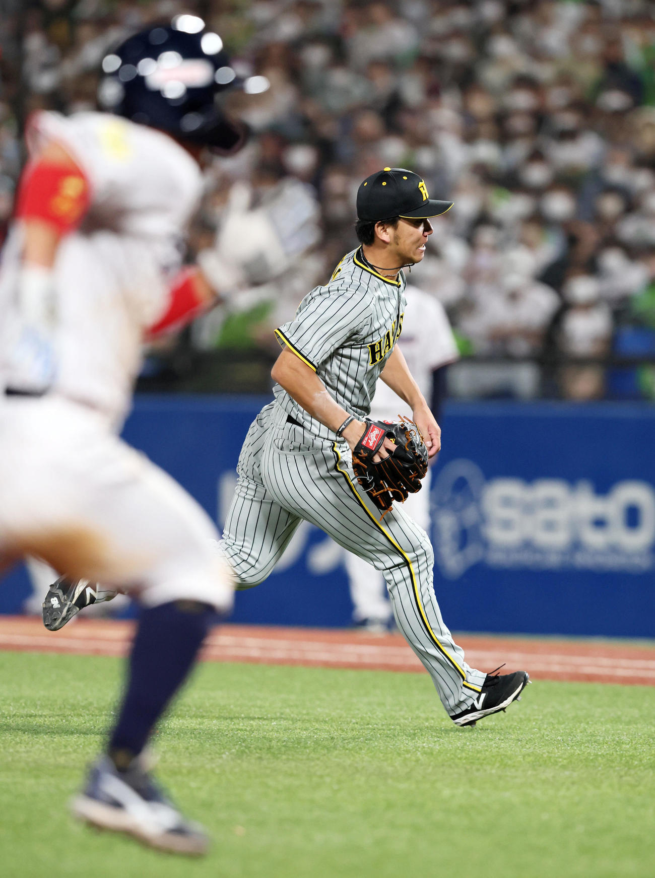 ヤクルト対阪神　6回裏ヤクルト2死三塁、伊藤将は奧村の打球にマウンドからダッシュするが一塁悪送球で失点する（撮影・加藤哉）