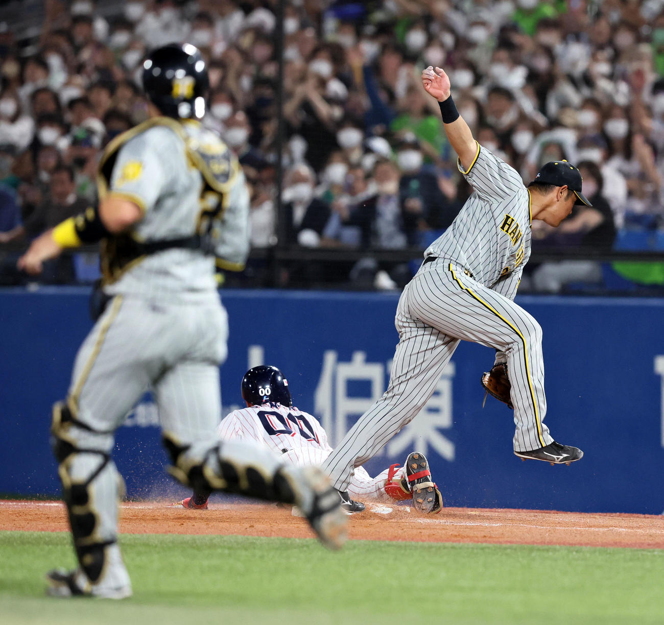 ヤクルト対阪神　6回裏ヤクルト2死三塁、原口は伊藤将から奧村の打球を悪送球され捕球出来ず失点する（撮影・加藤哉）
