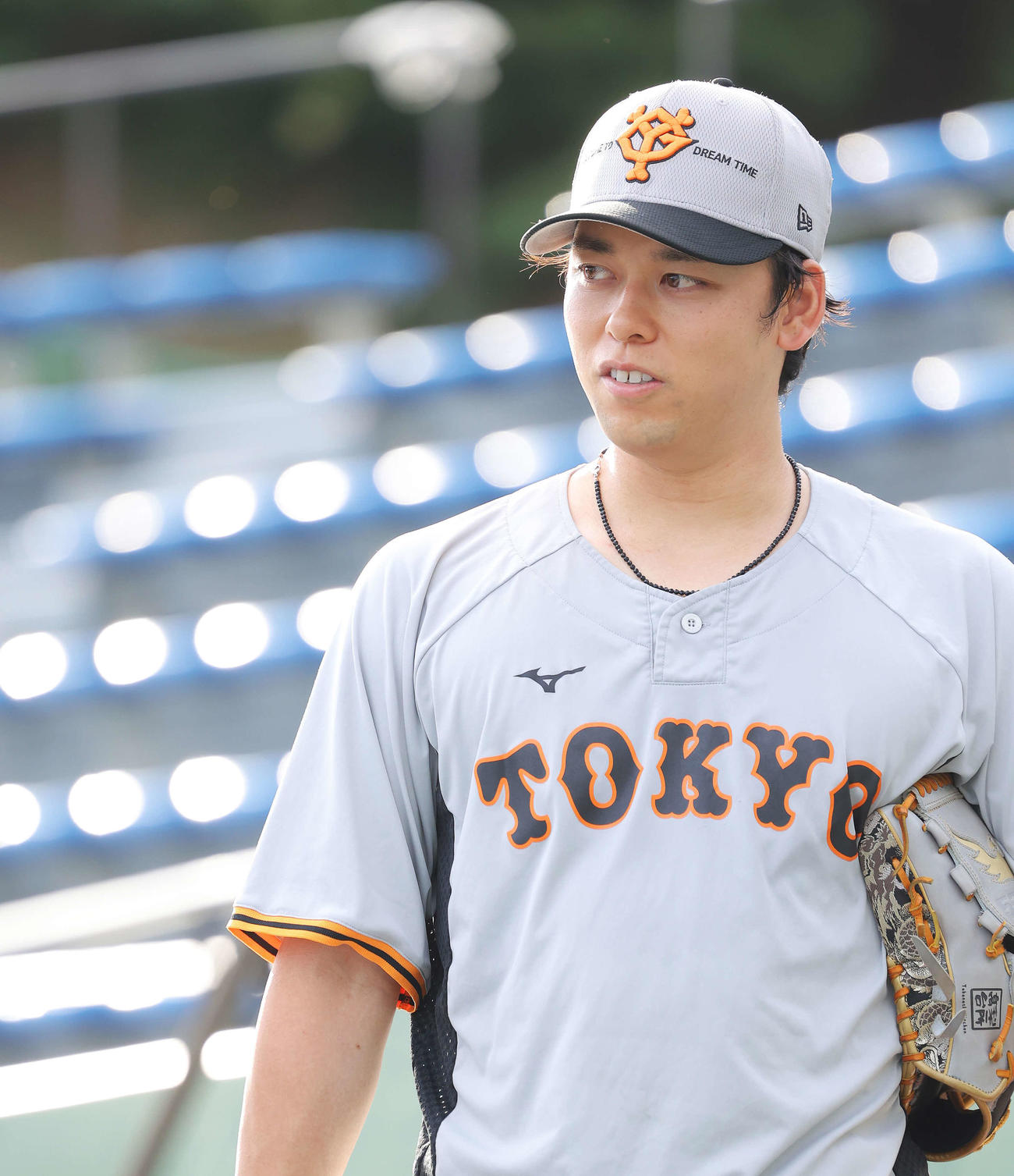 練習を終え引き揚げる巨人高梨（撮影・河田真司）