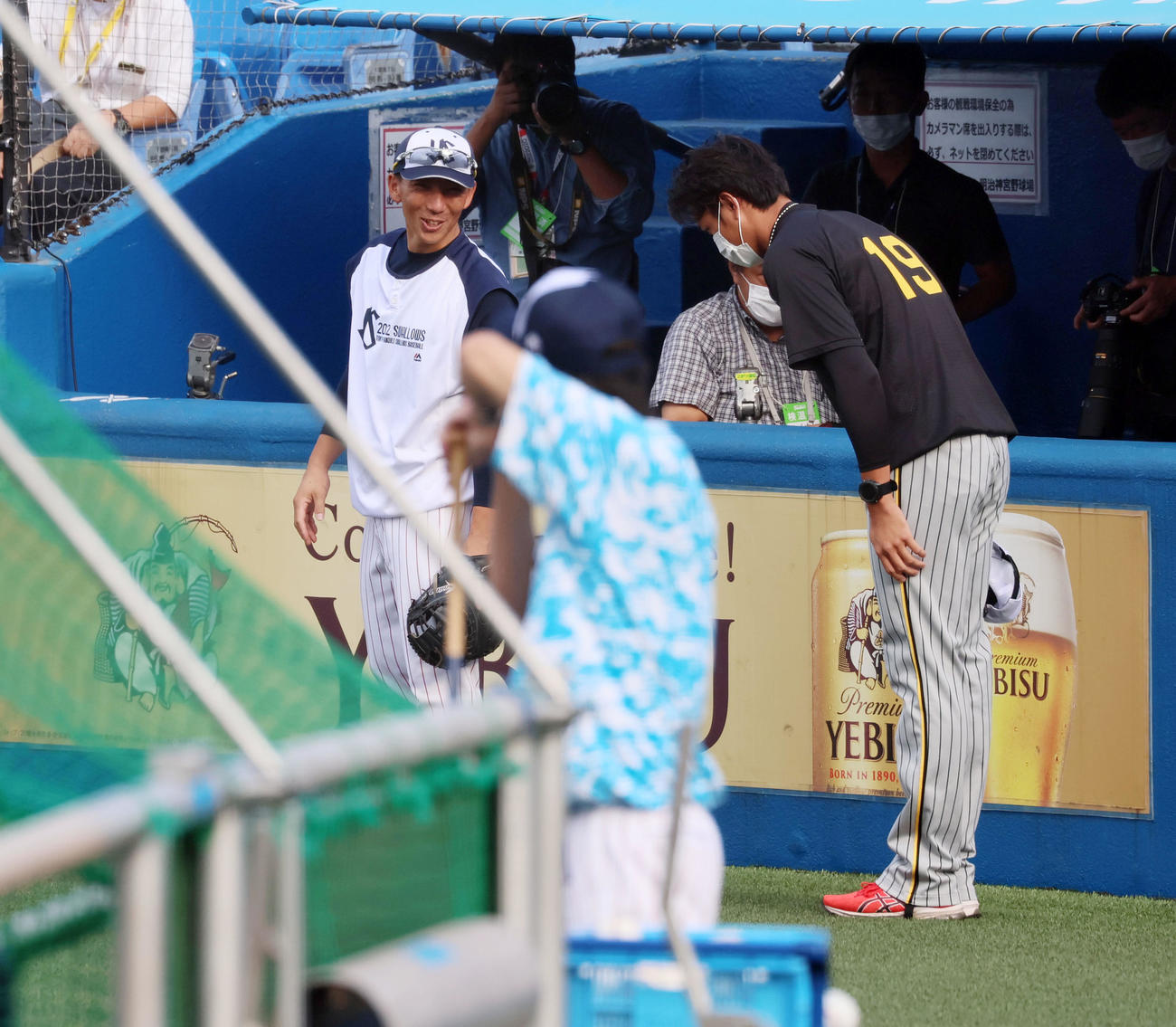 ヤクルト対阪神　藤浪（右）は引退する嶋にあいさつする（撮影・加藤哉）