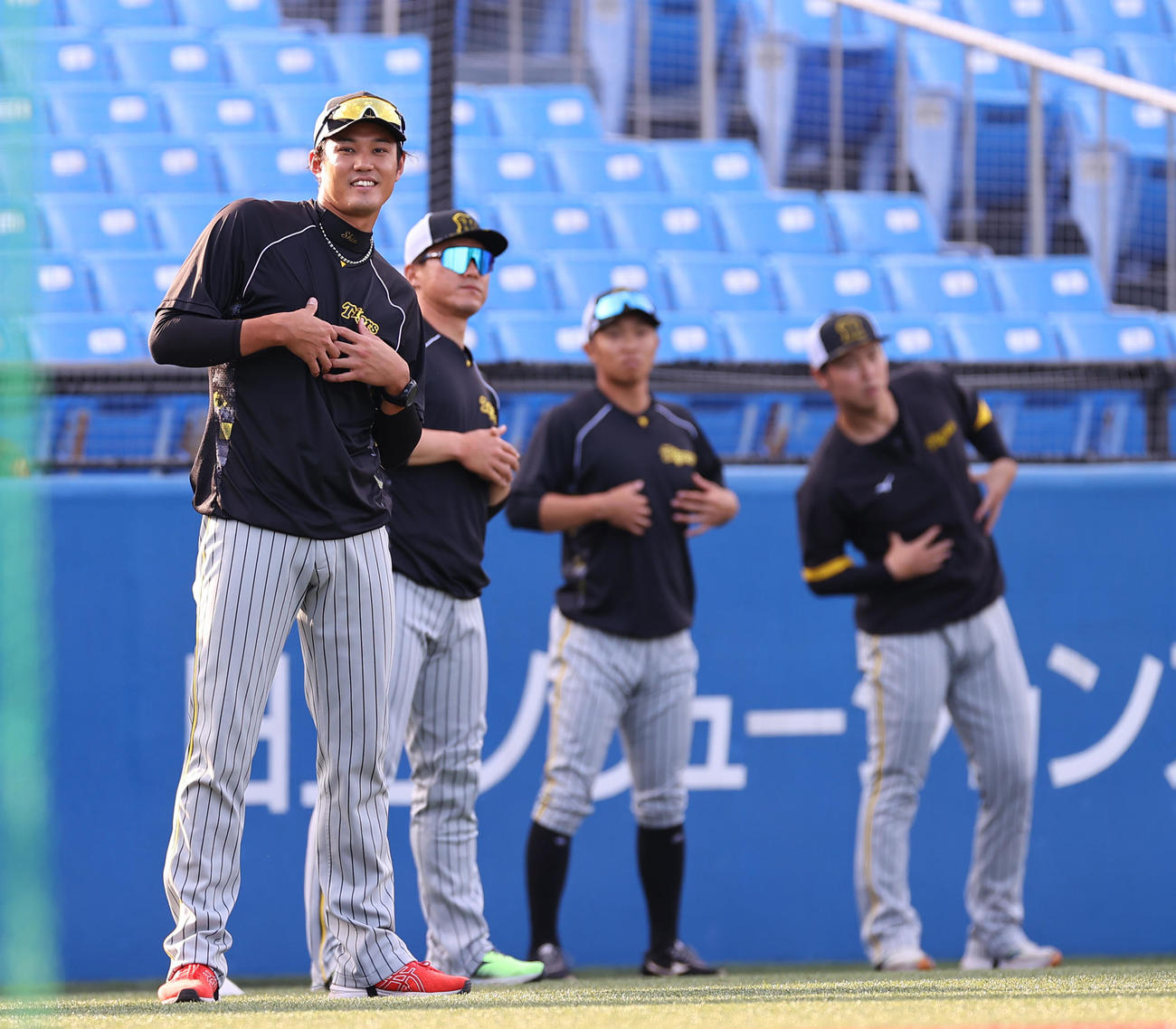 ヤクルト対阪神　試合前、笑顔で練習に臨む阪神藤浪（左）（撮影・垰建太）
