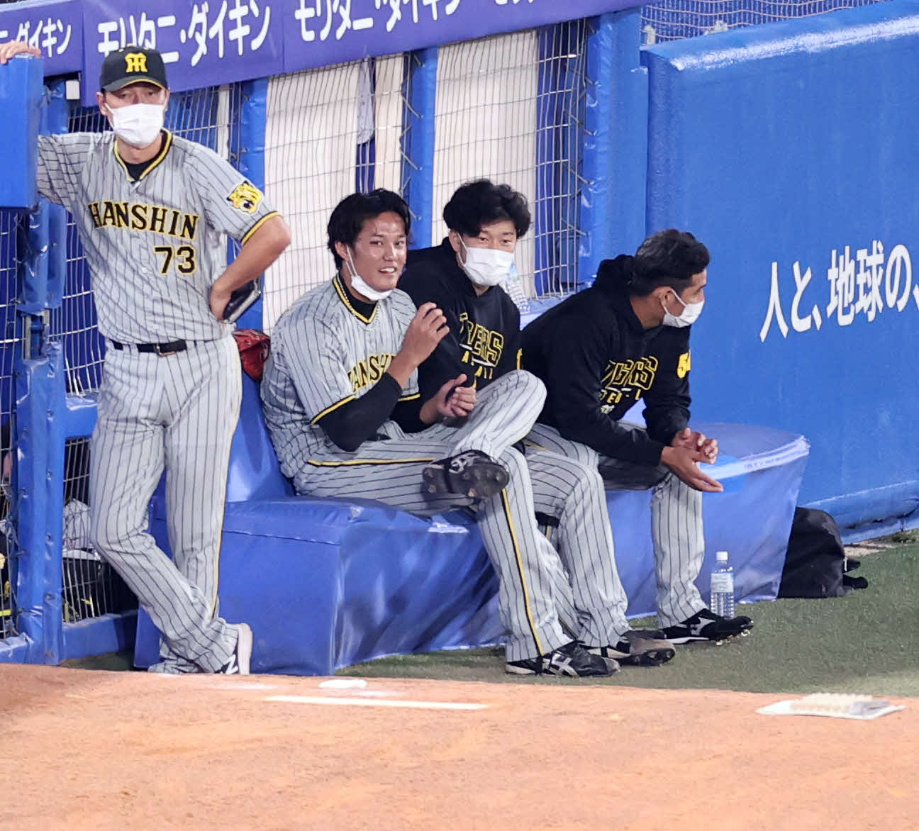 ヤクルト対阪神　6回裏ヤクルトの攻撃中、ブルペンで笑顔の藤浪（撮影・浅見桂子）