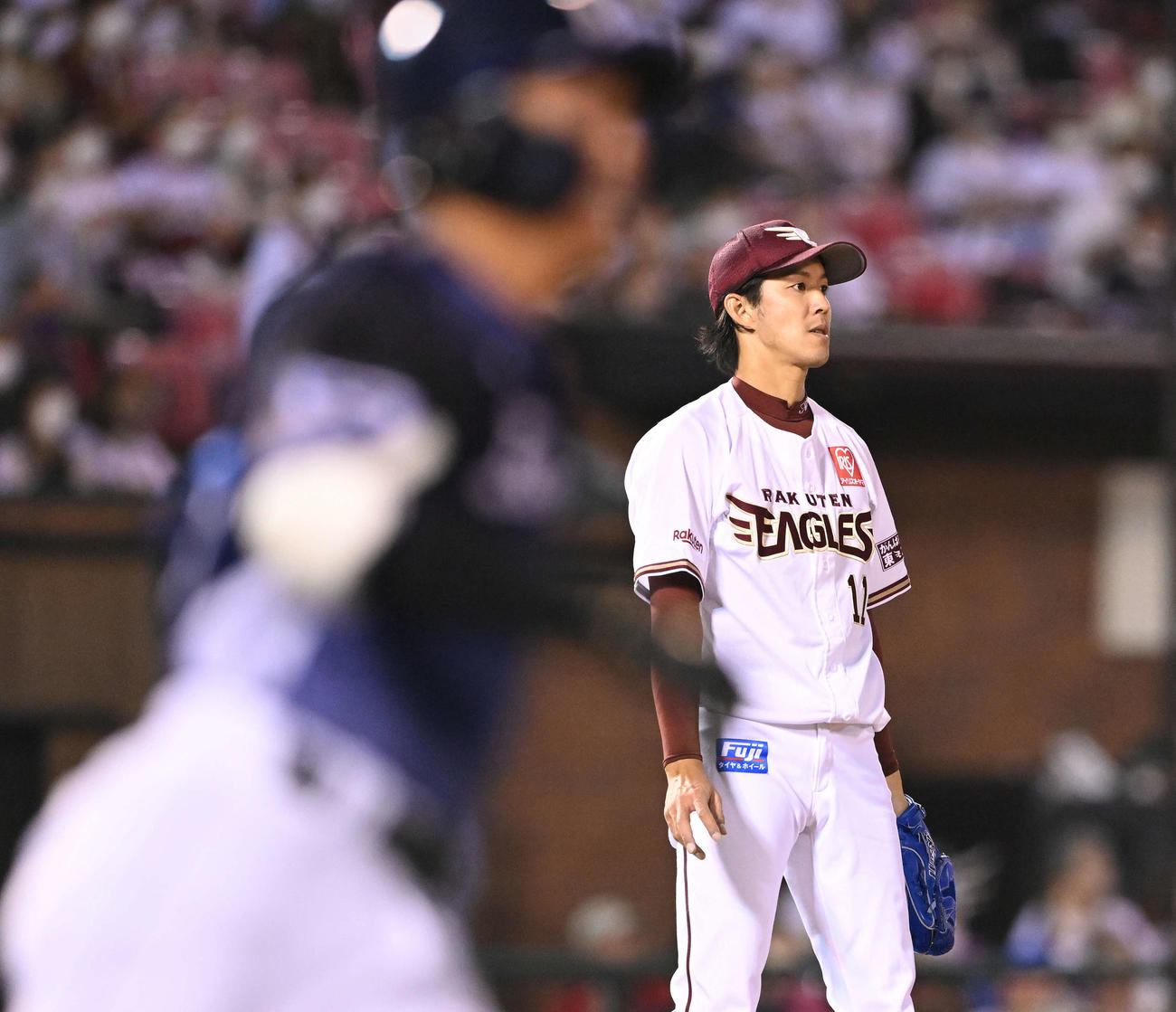 楽天対西武　5回表西武1死、平沼（手前）に先制のソロ本塁打を浴びる岸（撮影・滝沢徹郎）