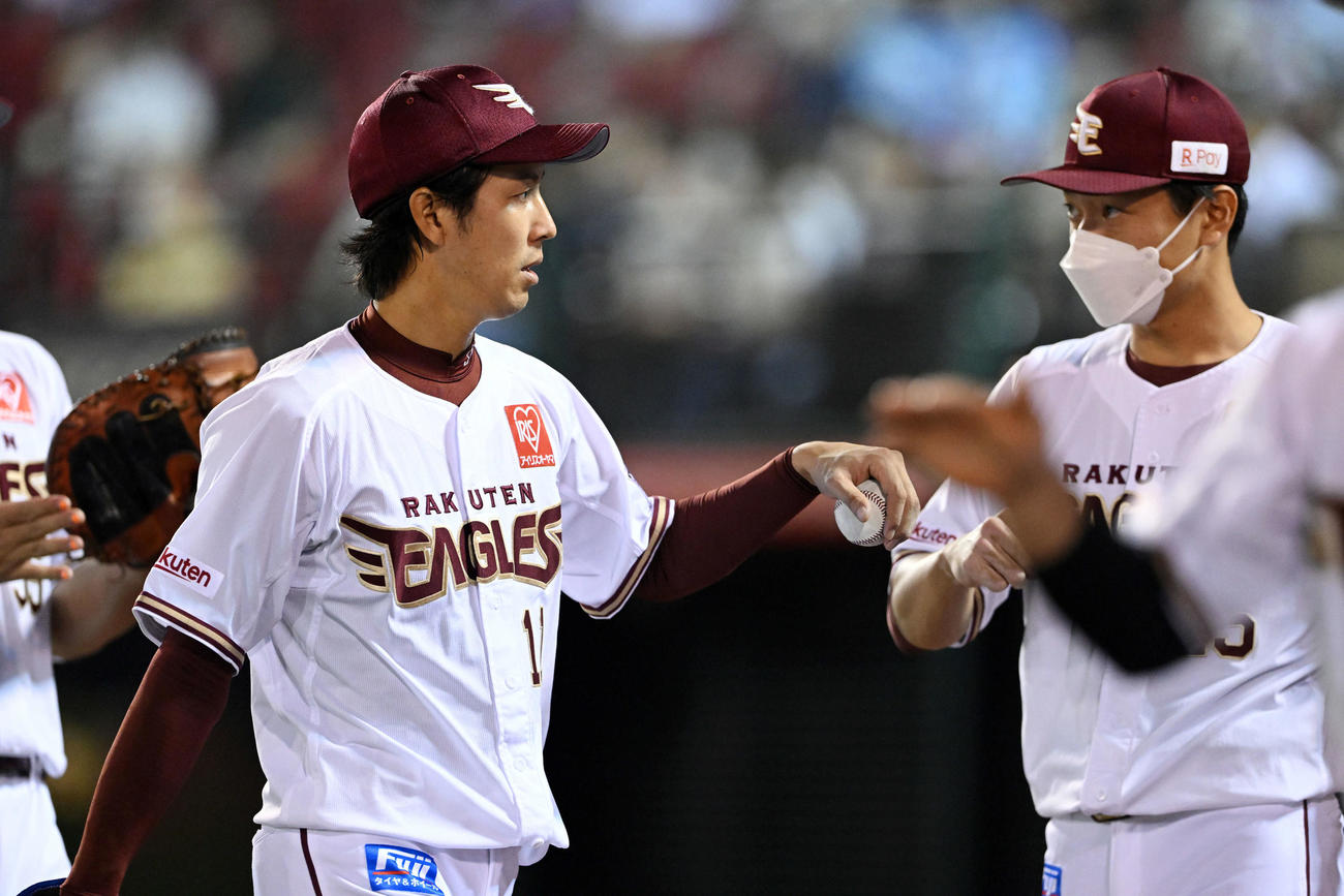 楽天対西武　1回表を投げ終えた楽天先発の岸（左）はチームメートとタッチを交わす（撮影・滝沢徹郎）