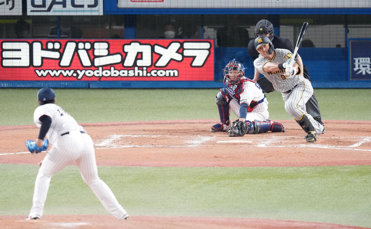 ヤクルト対阪神　8回表阪神2死二塁、左適時打を放つ原口。投手清水（撮影・鈴木みどり）