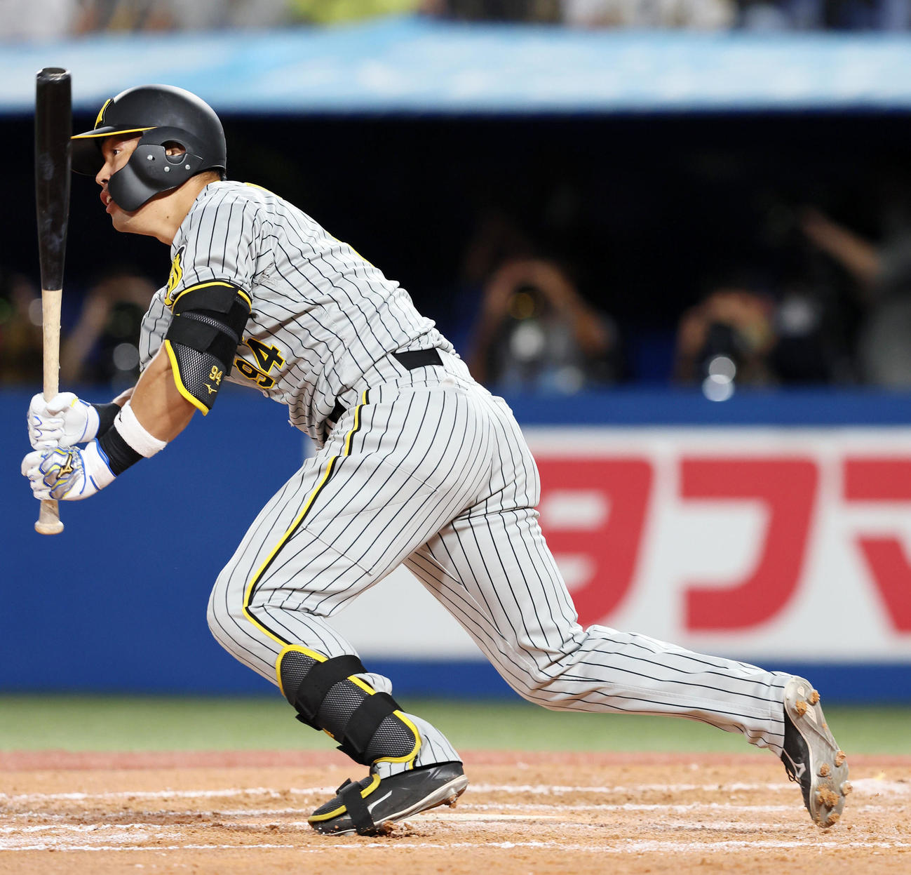ヤクルト対阪神　8回表阪神2死二塁、原口は左前適時打を放ち勝ち越しに成功（撮影・加藤哉）