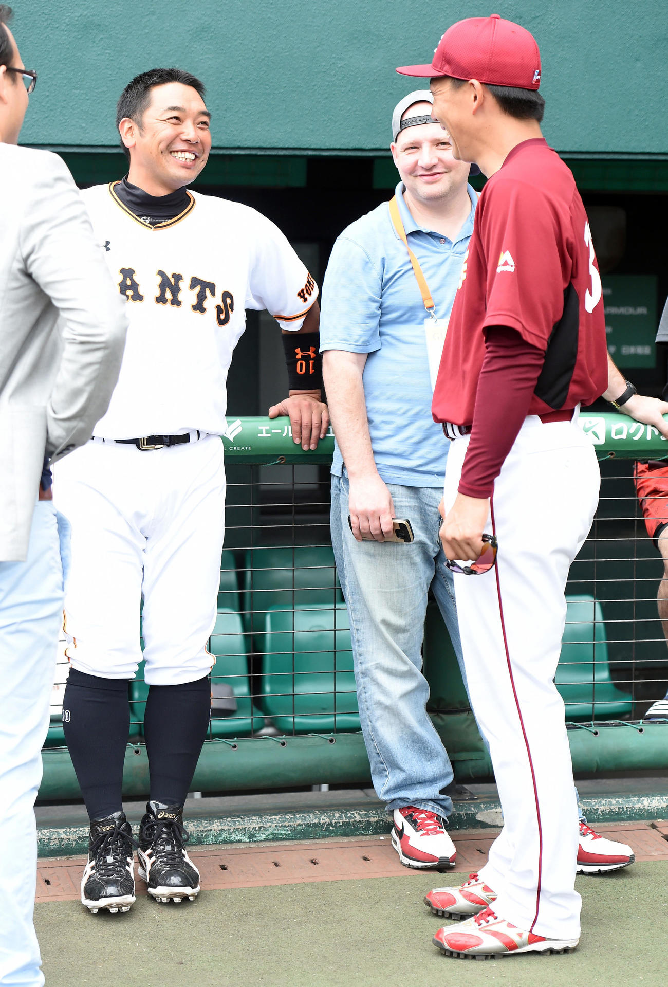 練習試合前、楽天嶋基宏（右）と談笑する巨人阿部慎之助（撮影・たえ見朱実）