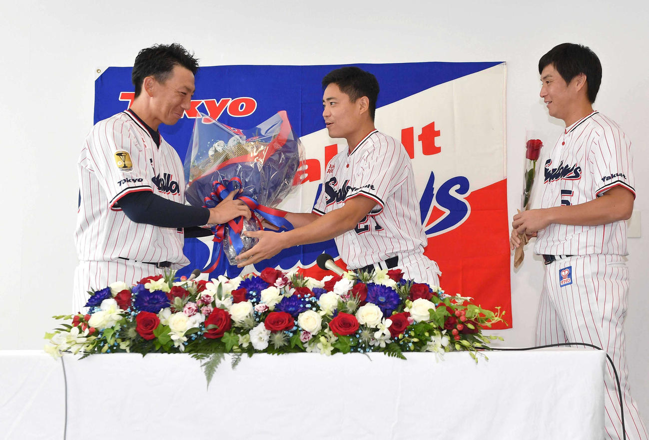 中村（中央）、川端（右）から花束を受け取るヤクルト嶋（代表撮影）