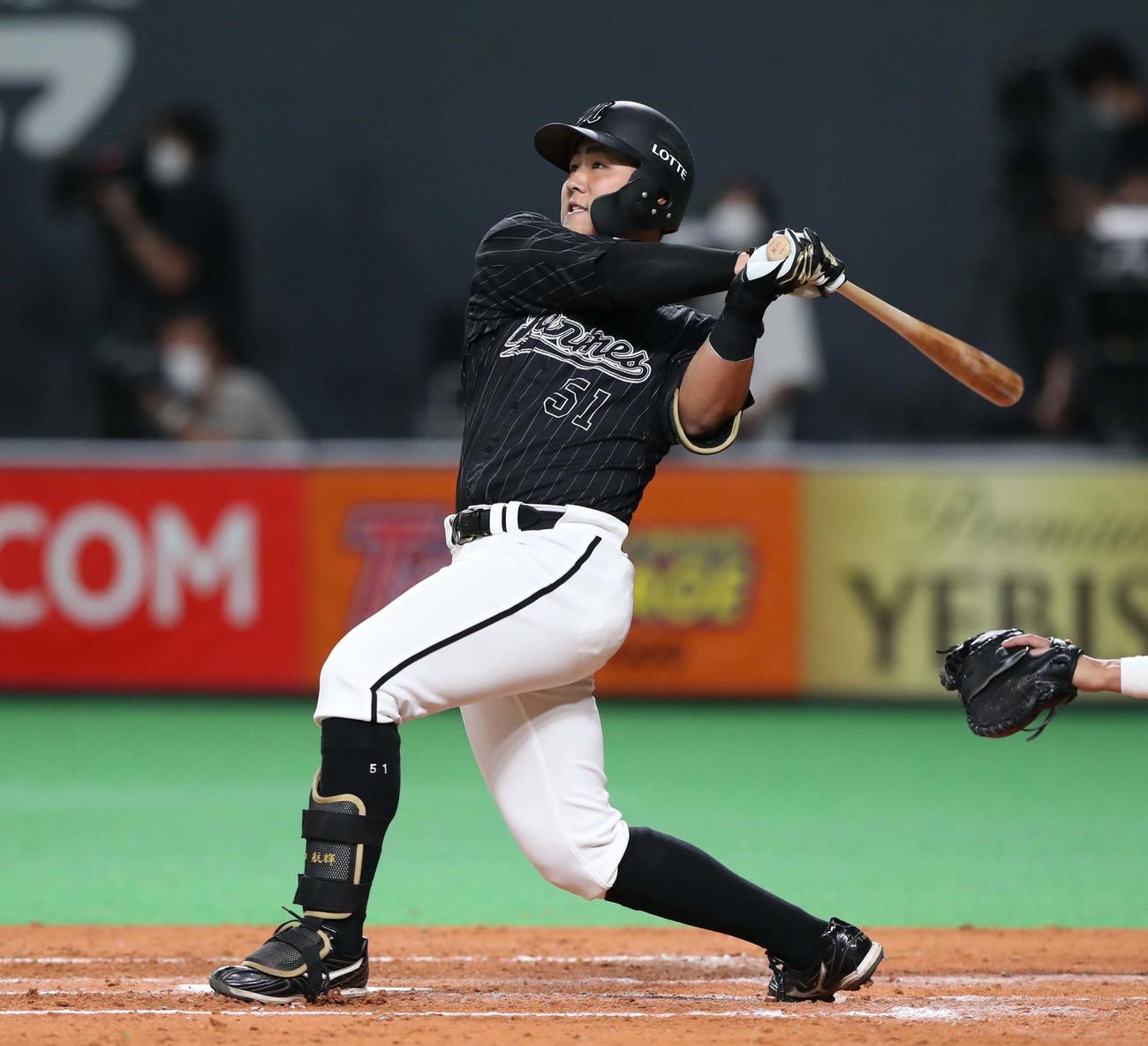 日本ハム対ロッテ　4回表ロッテ無死一塁、左越え2点本塁打を放つ山口（撮影・黒川智章）