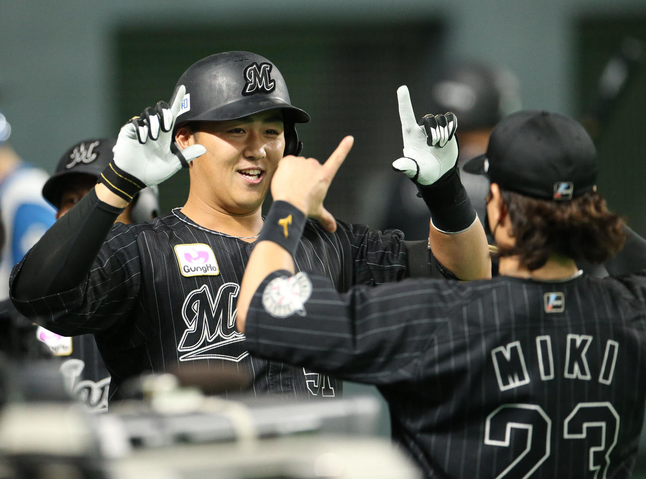 日本ハム対ロッテ　4回表ロッテ無死一塁、山口（左）は左越え2点本塁打を放ち三木に出迎えられる（撮影・佐藤翔太）