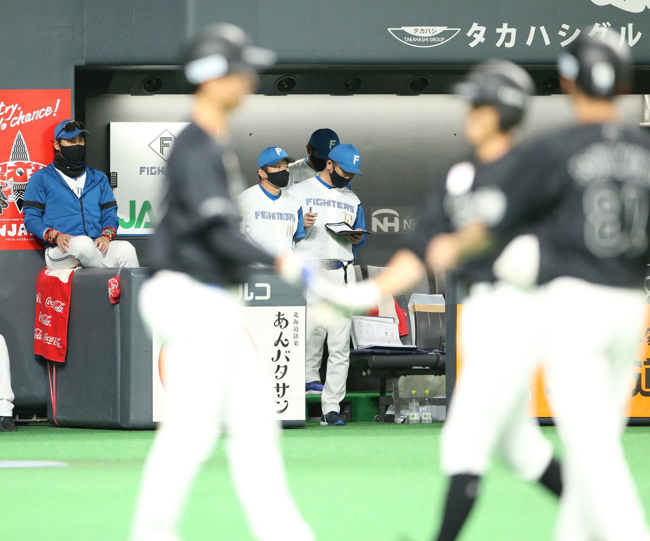 日本ハム対ロッテ　4回表ロッテ無死一塁、山口に左越え2点本塁打を浴びベンチでがっかりした様子の新庄監督（左後方）（撮影・佐藤翔太）