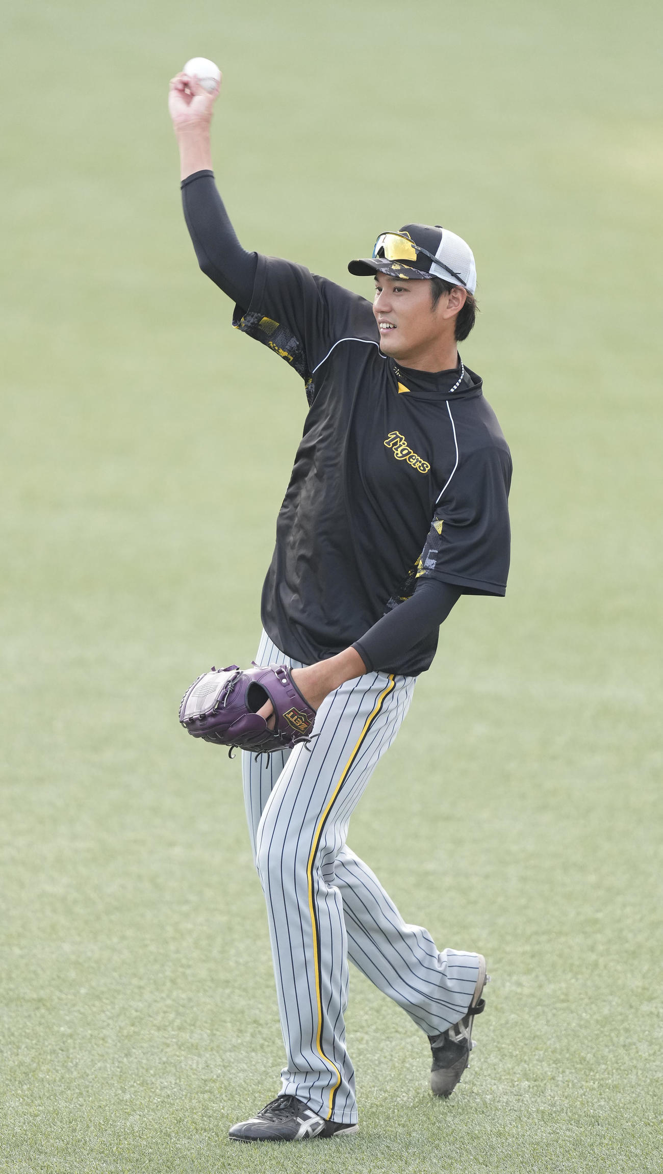 ヤクルト対阪神　試合前練習でキャッチボールする阪神藤浪（撮影・鈴木みどり）