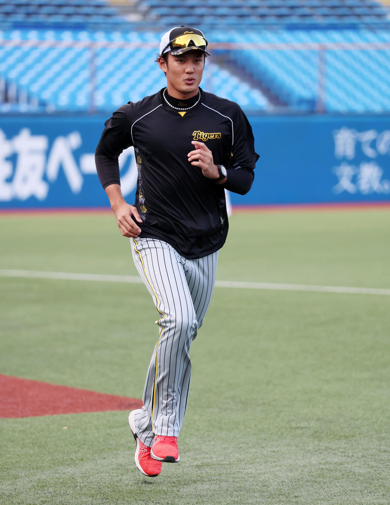 ヤクルト対阪神　引退する嶋基宏のところあいさつに走る藤浪（撮影・加藤哉）
