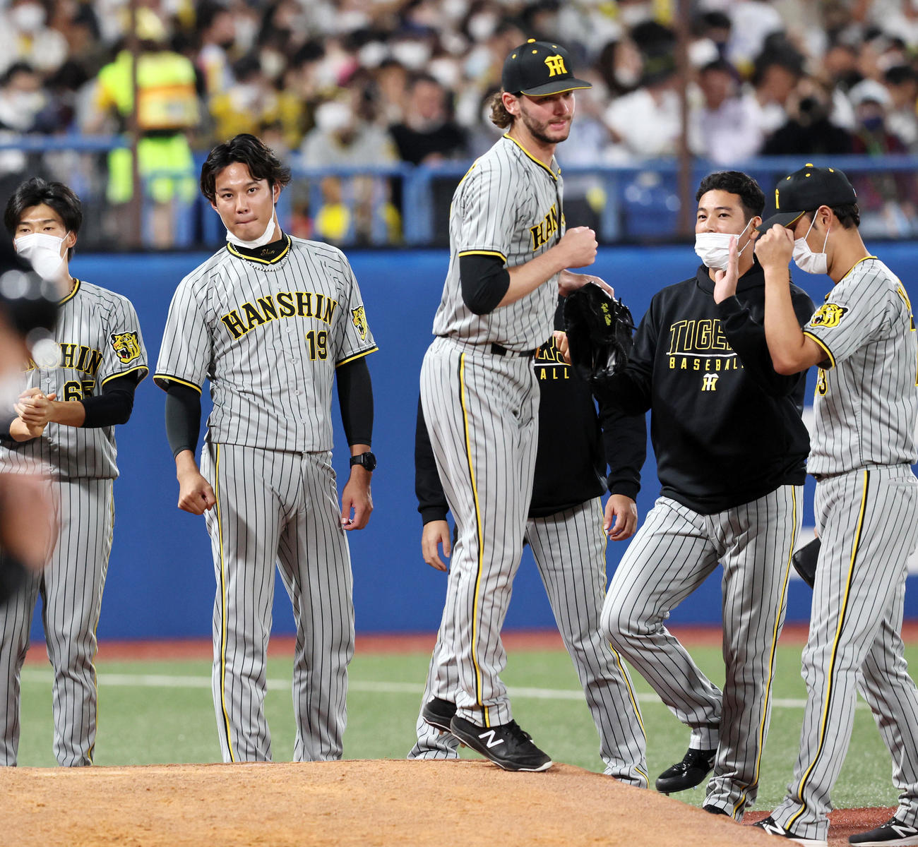 ヤクルト対阪神　7回裏、マウンドにケラーを送り出す藤浪（撮影・加藤哉）